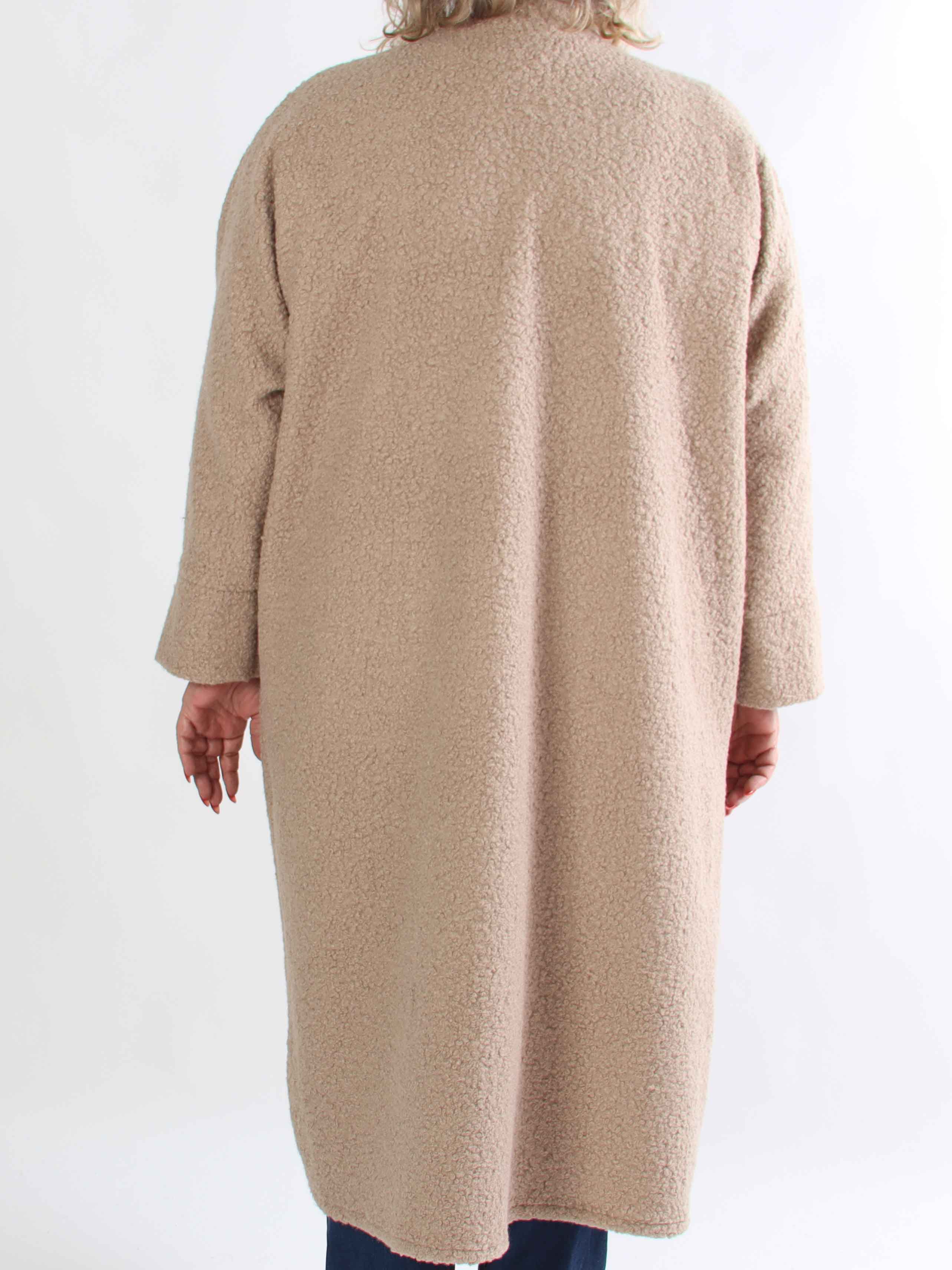 Annah Teddy - Plus size frakke i blødt teddy-stof med tydelige syninger og store lommer