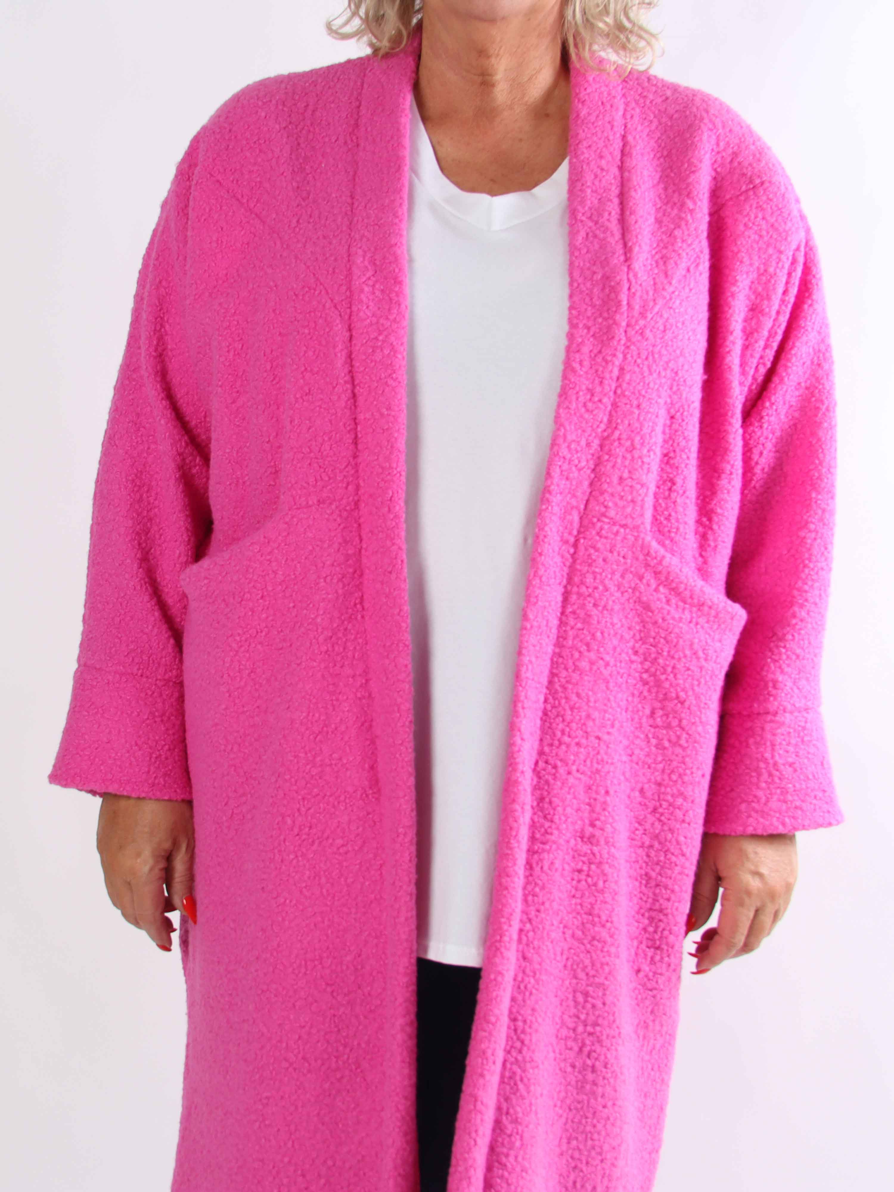 Annah Teddy - Plus size frakke i blødt teddy-stof med tydelige syninger og store lommer