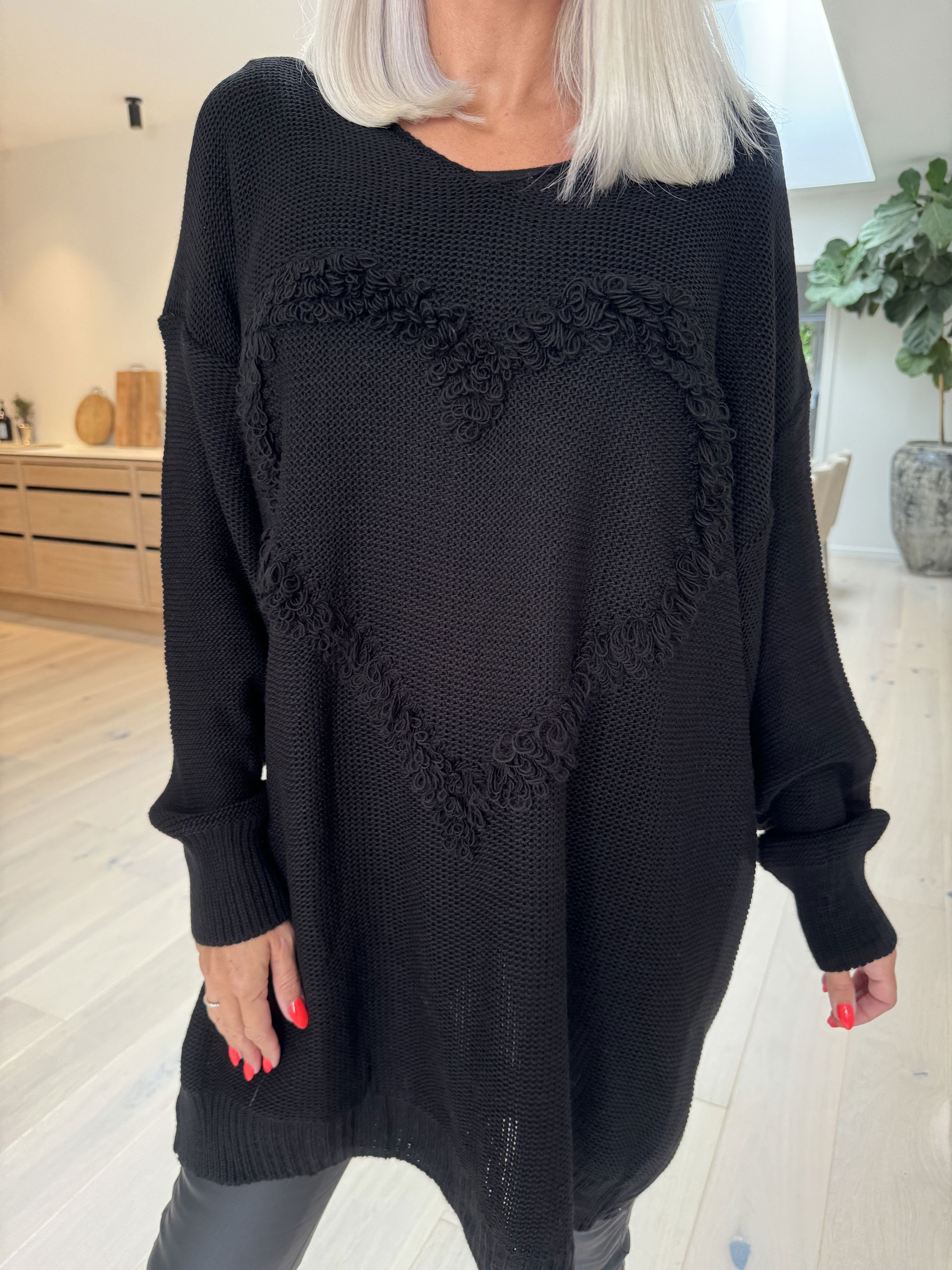 Annalise - Strikkjole med hjerte foran