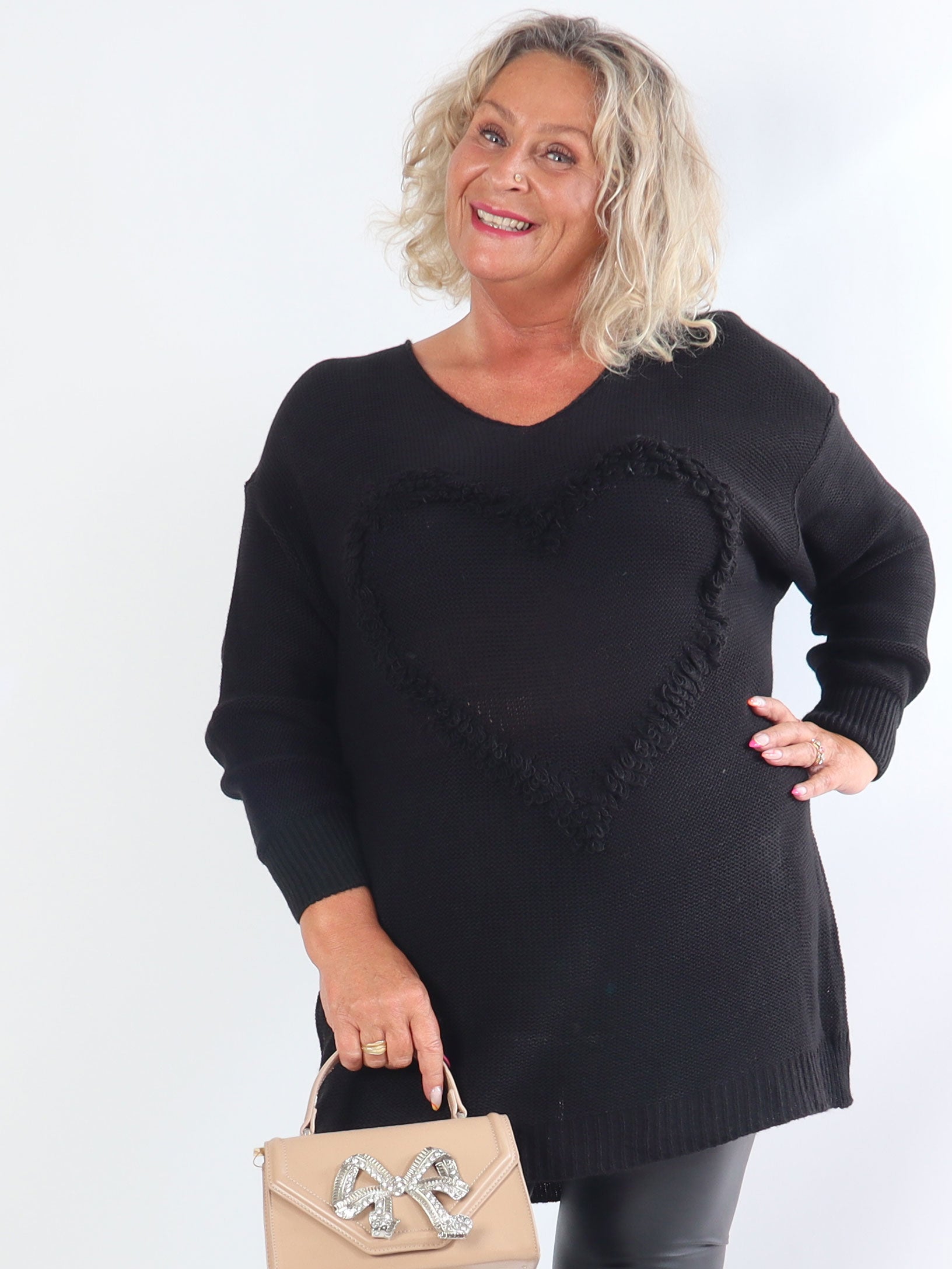 Annalise - Plus size strikkjole med hjerte foran
