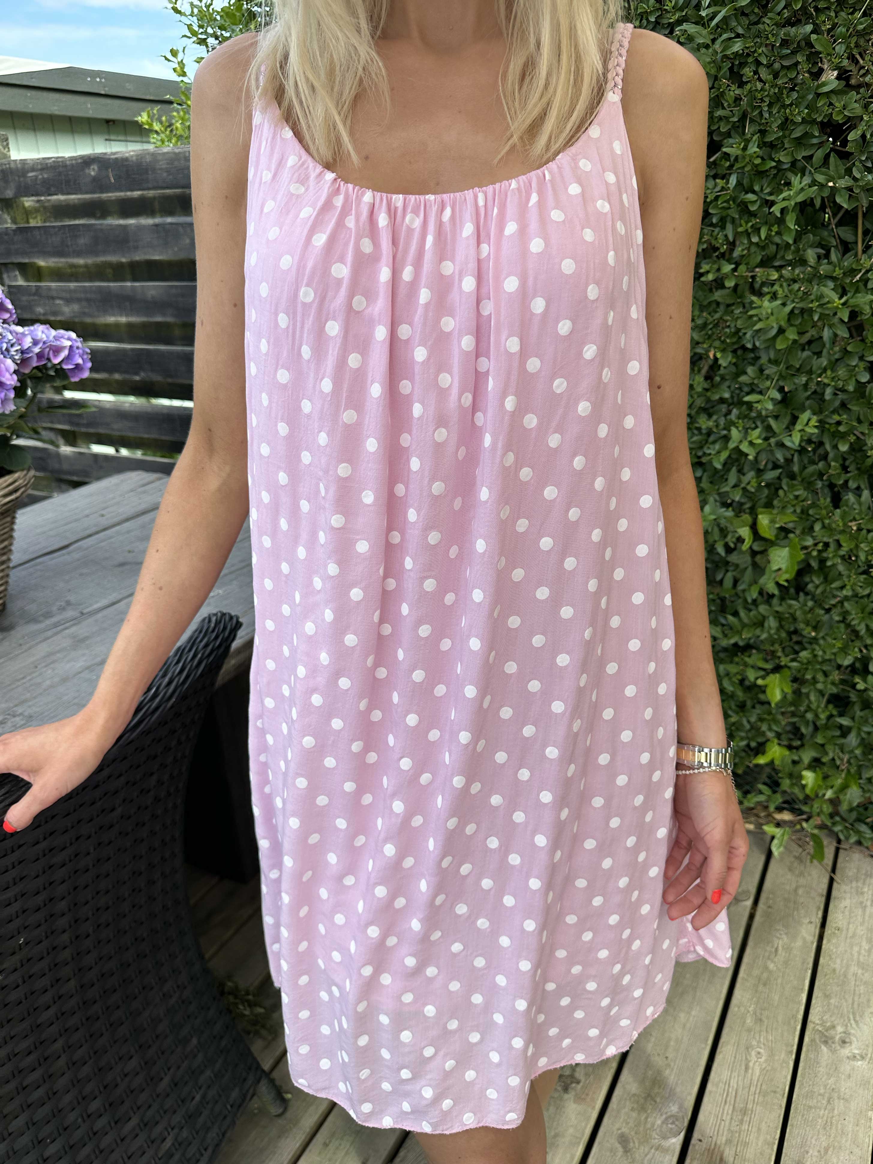 Annie Dot - Prikket kjole i viskose med flettet stropper