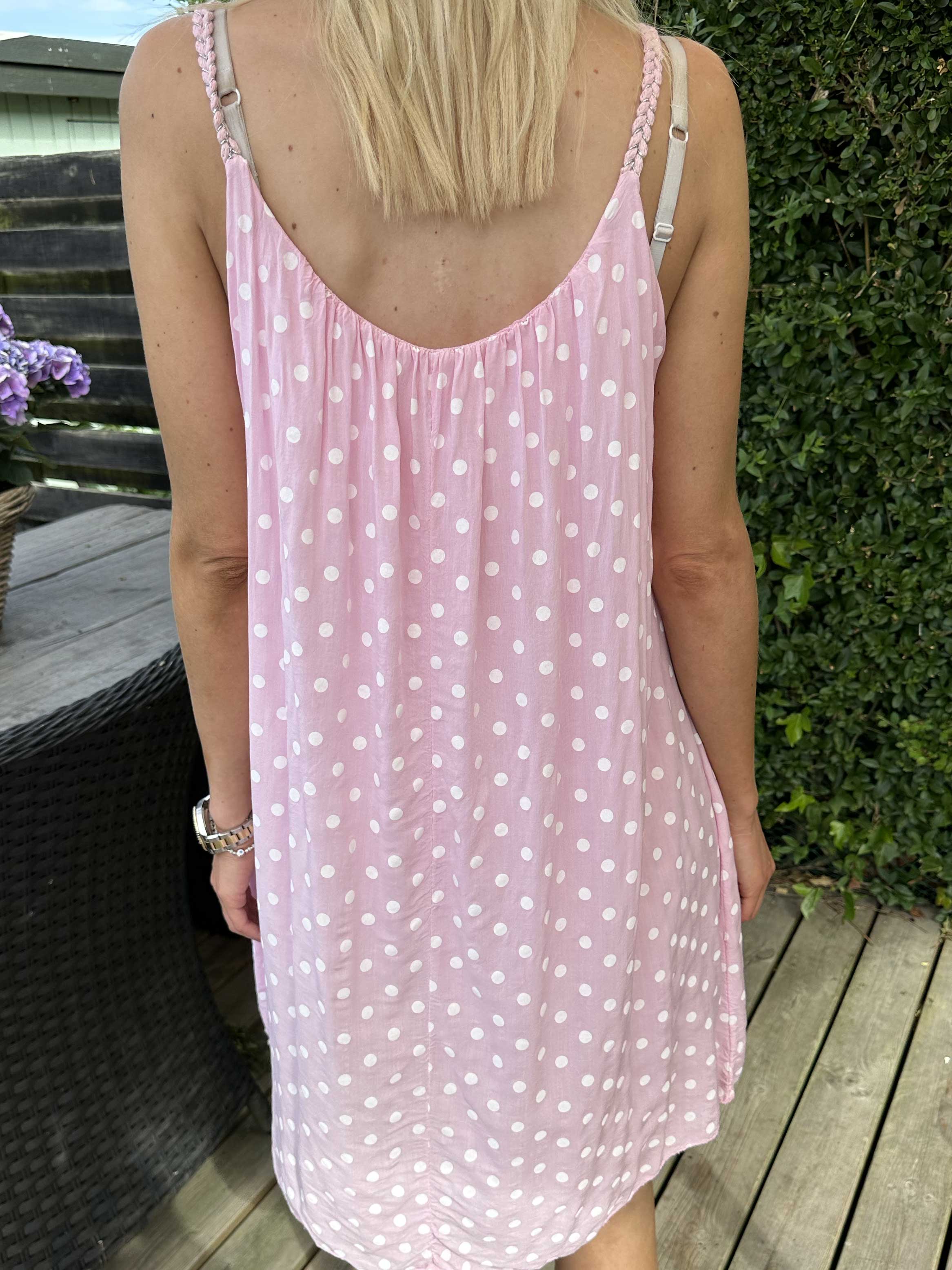 Annie Dot - Prikket kjole i viskose med flettet stropper