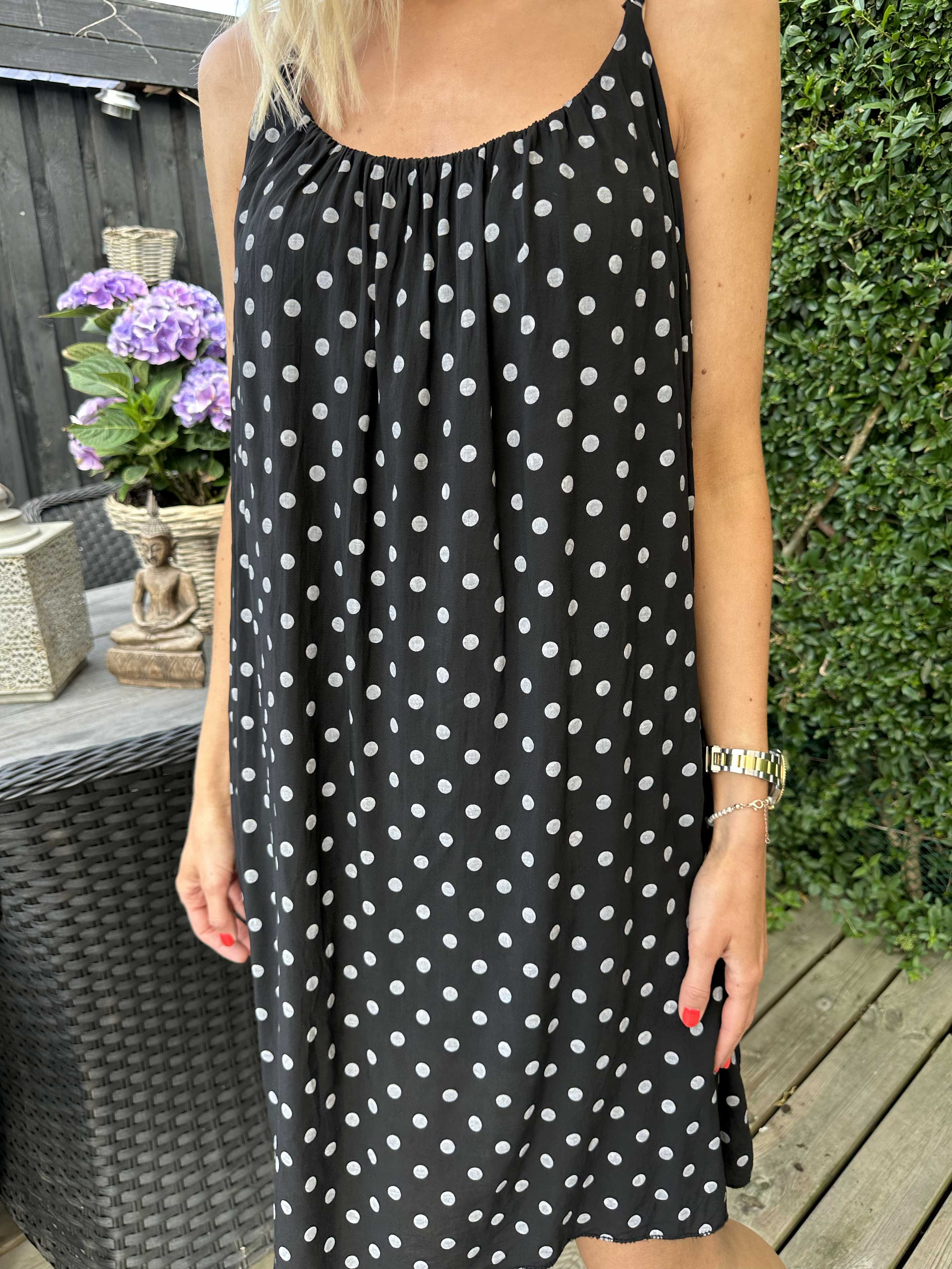 Annie Dot - Prikket kjole i viskose med flettet stropper