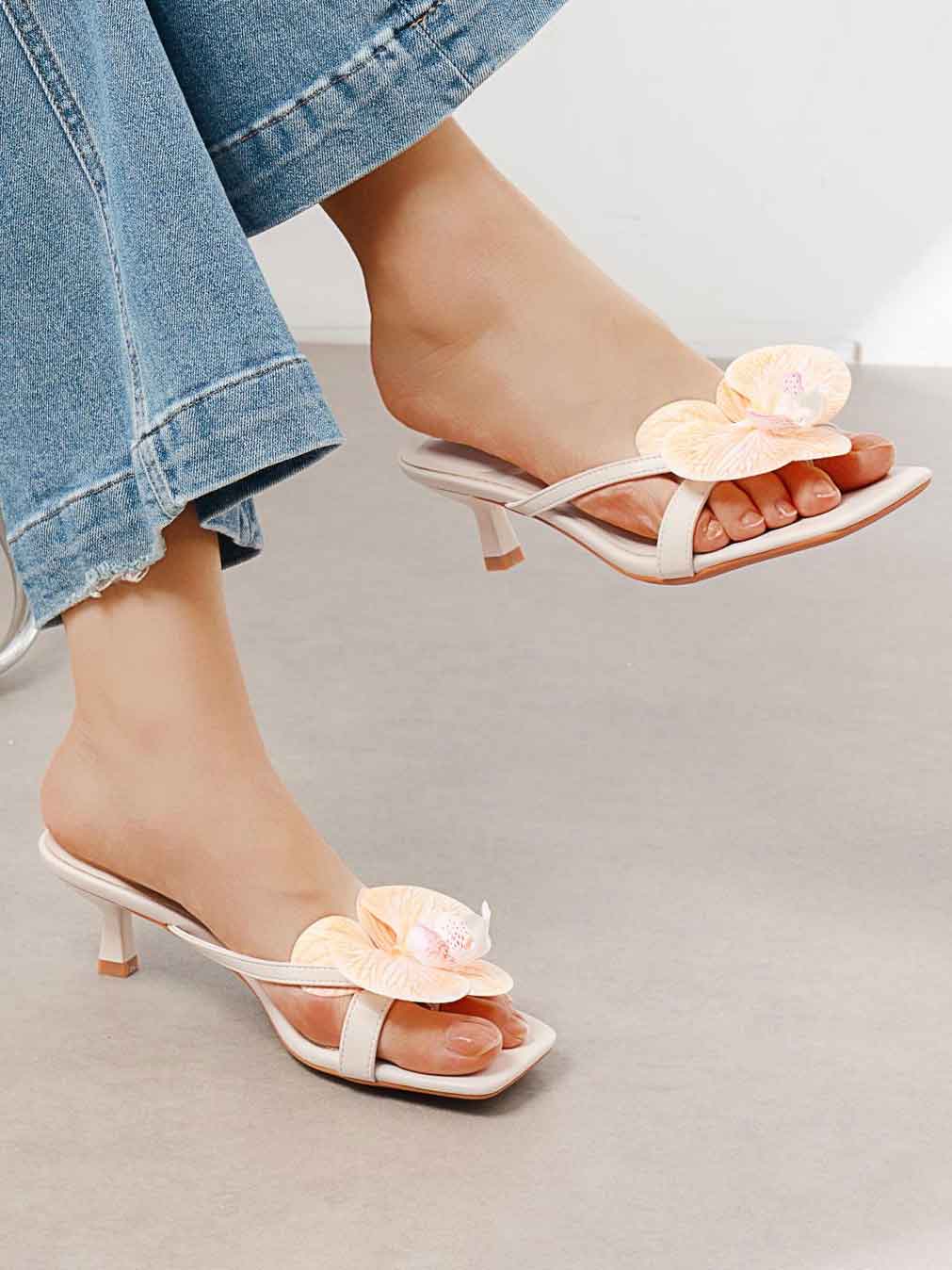 Archidea - Fin sandal med lille hæl og pyntet med en orkidé
