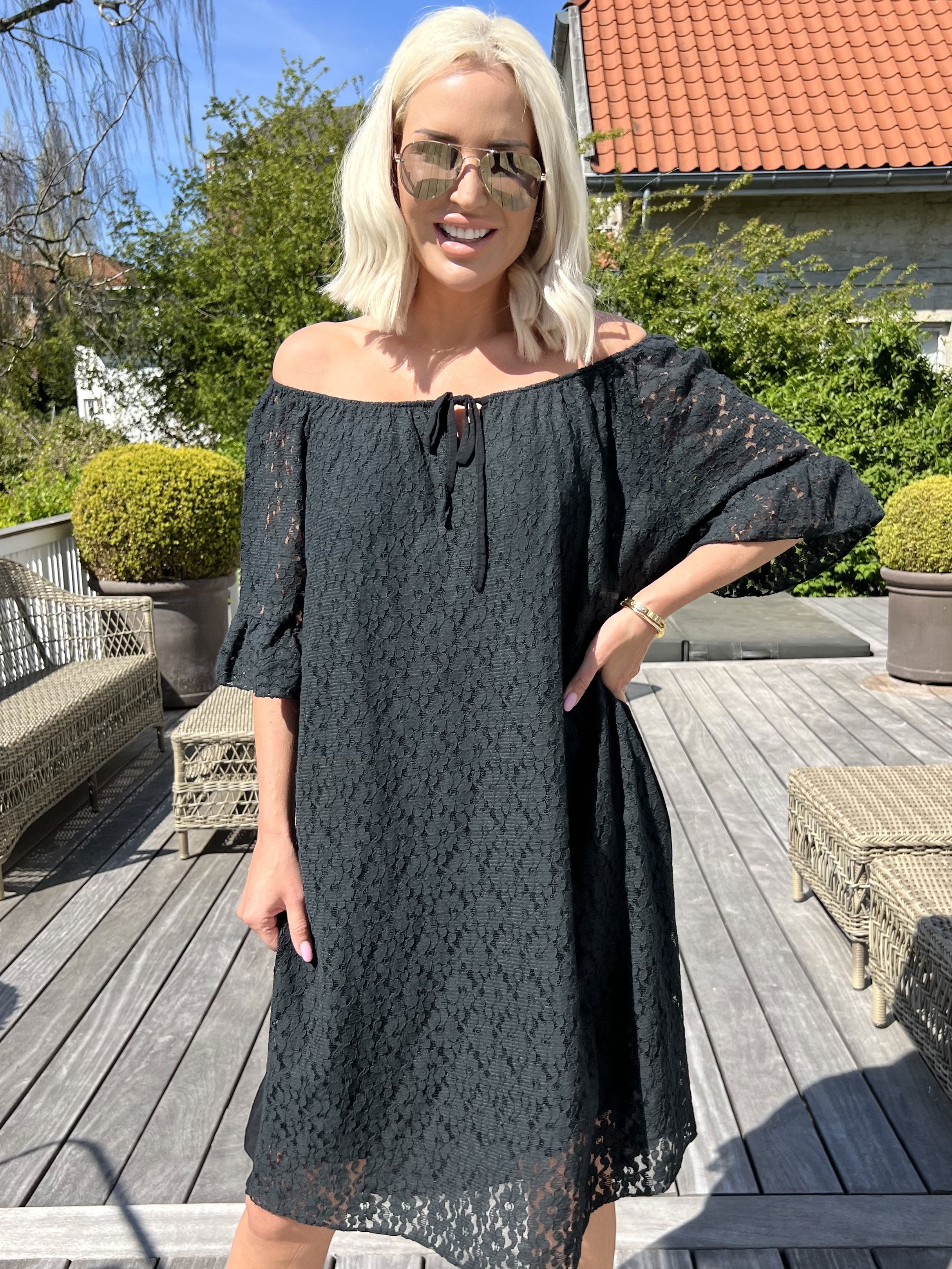 Arisha - Sød blondekjole med elastikkant i udskæringen