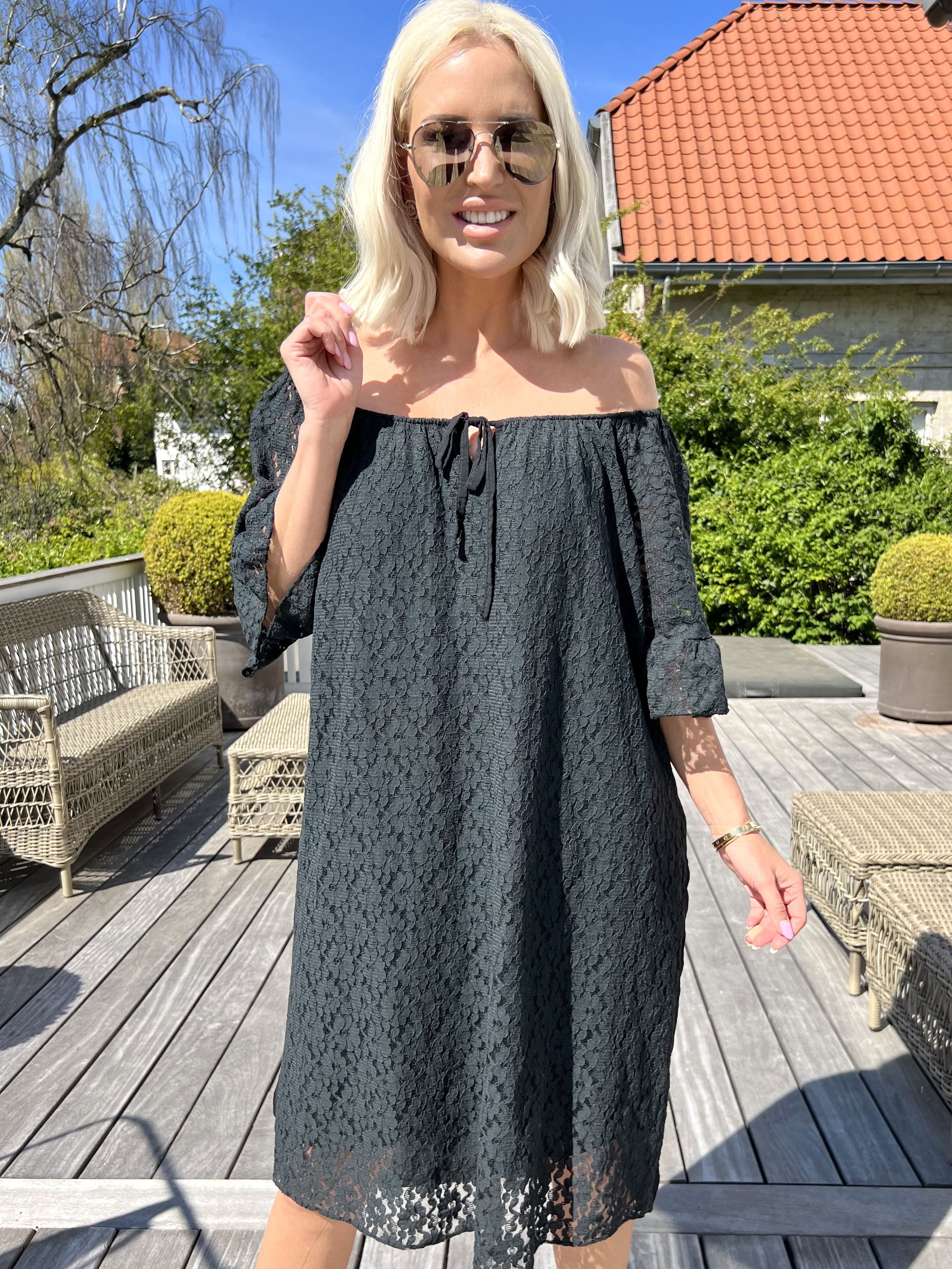 Arisha - Sød blondekjole med elastikkant i udskæringen