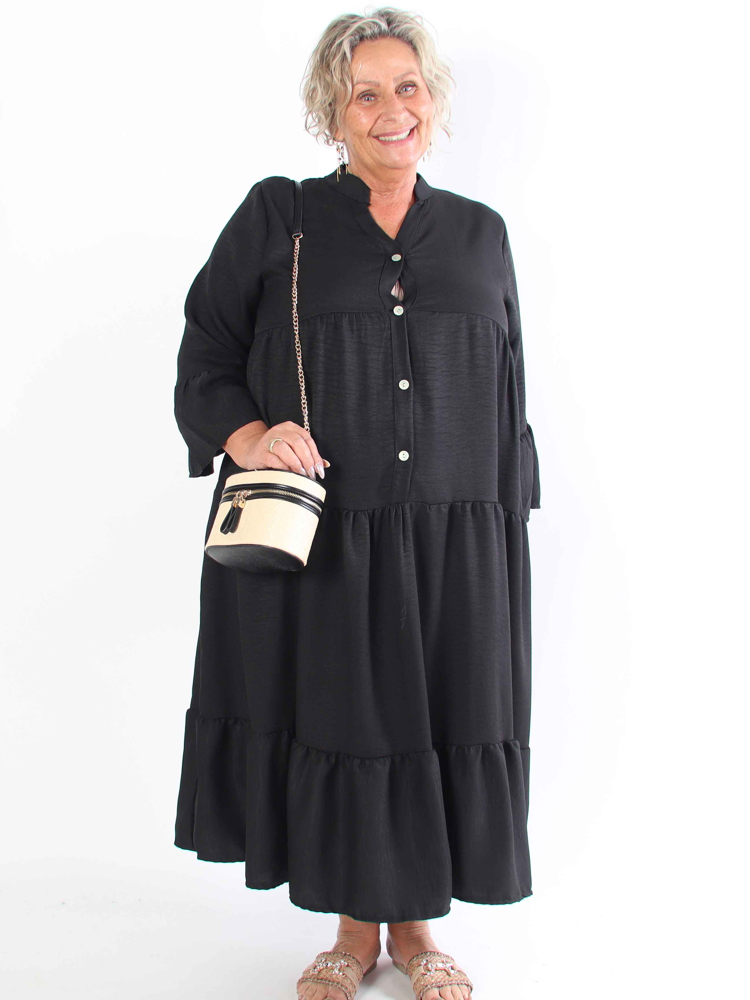 Arjana - Plus size kjole med lag på lag look og knapper