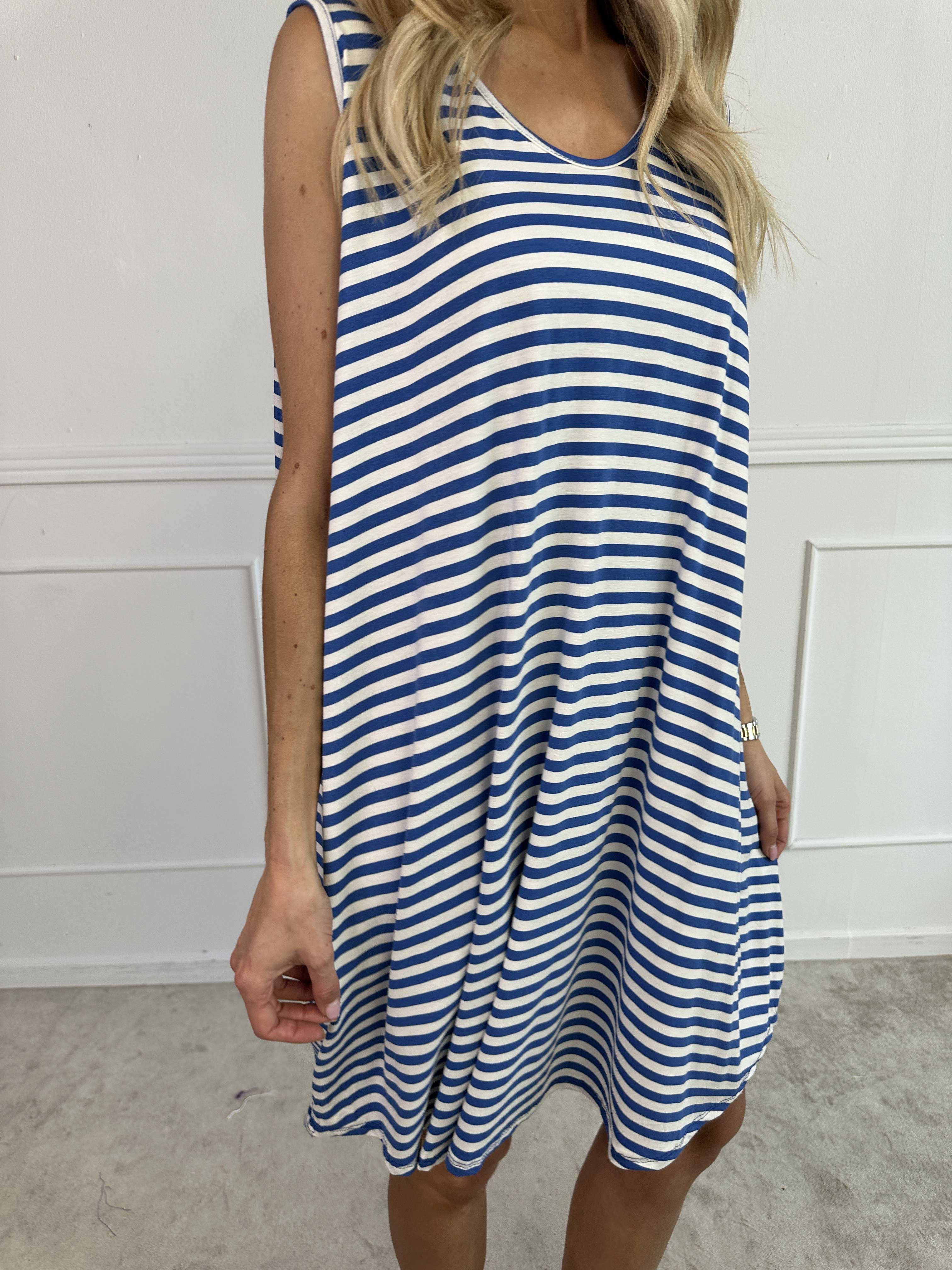 Arya - Blød stribet kjole i viskose