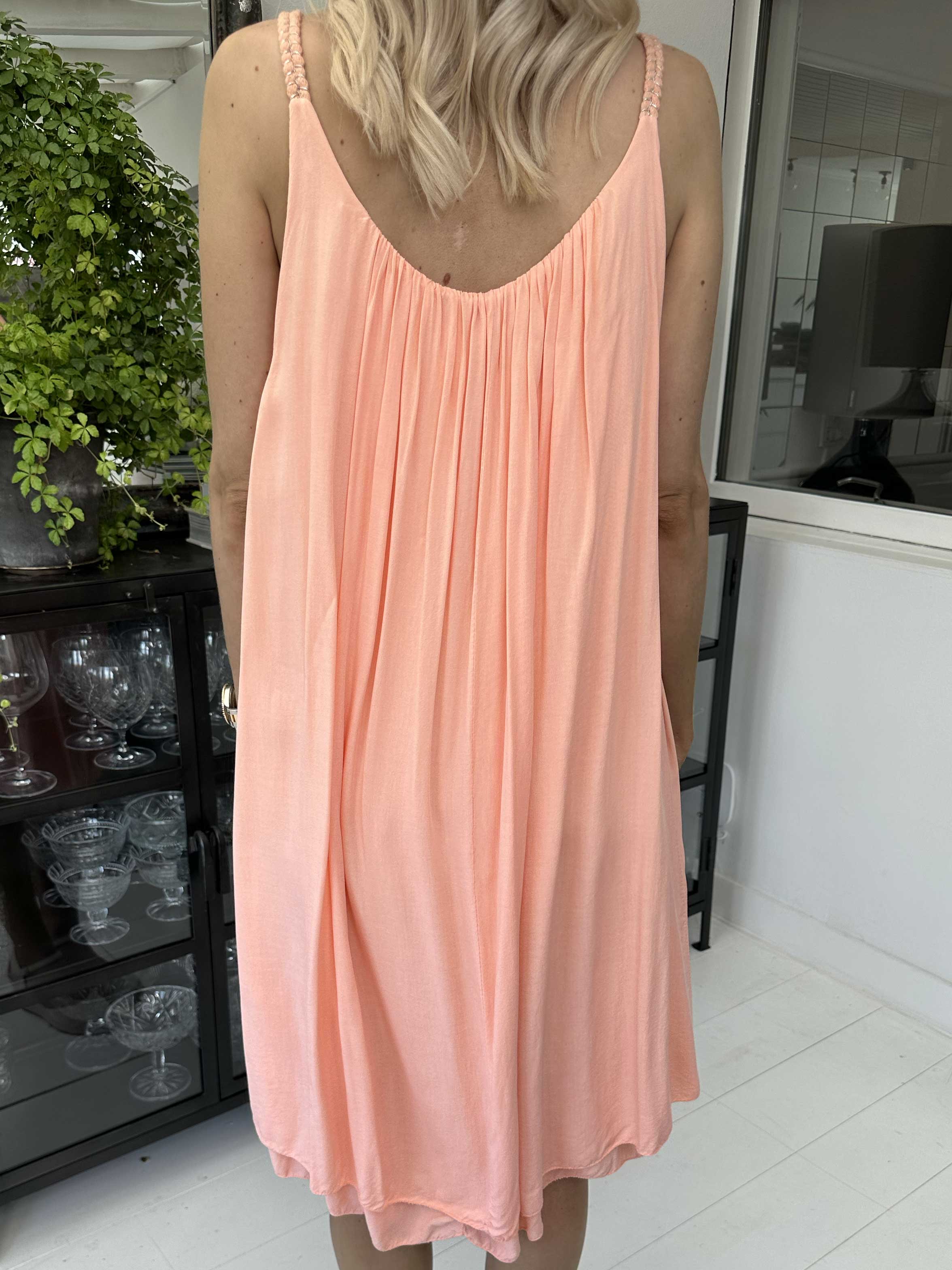 Asia Dress - Sød plain kjole i viskose med flettet stropper