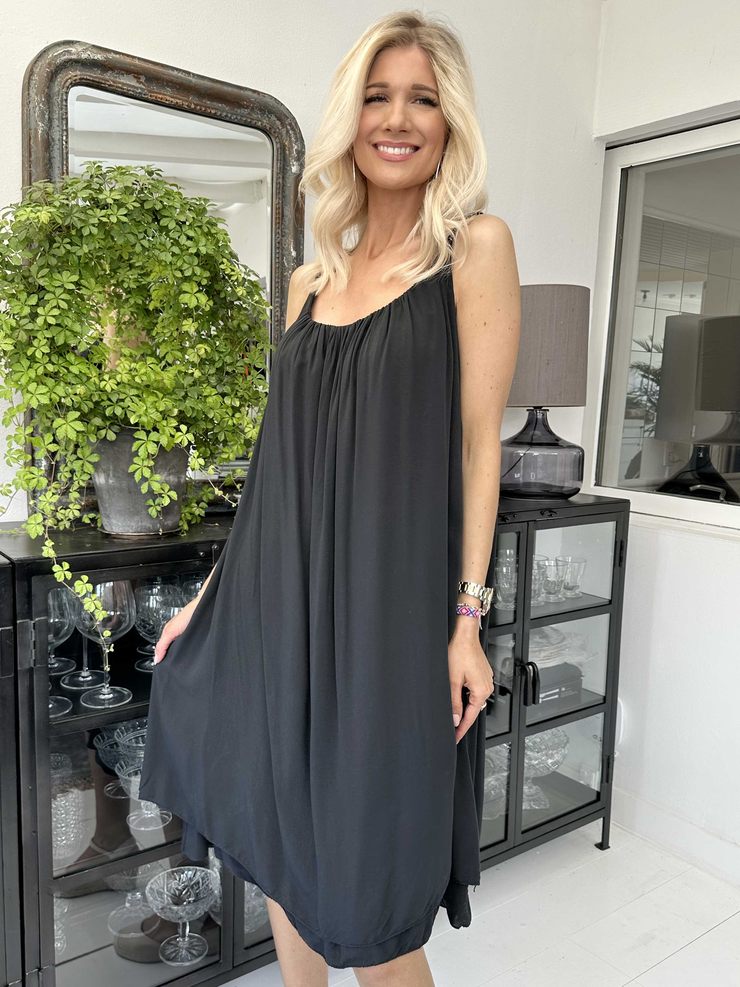 Asia Dress - Sød plain kjole i viskose med flettet stropper