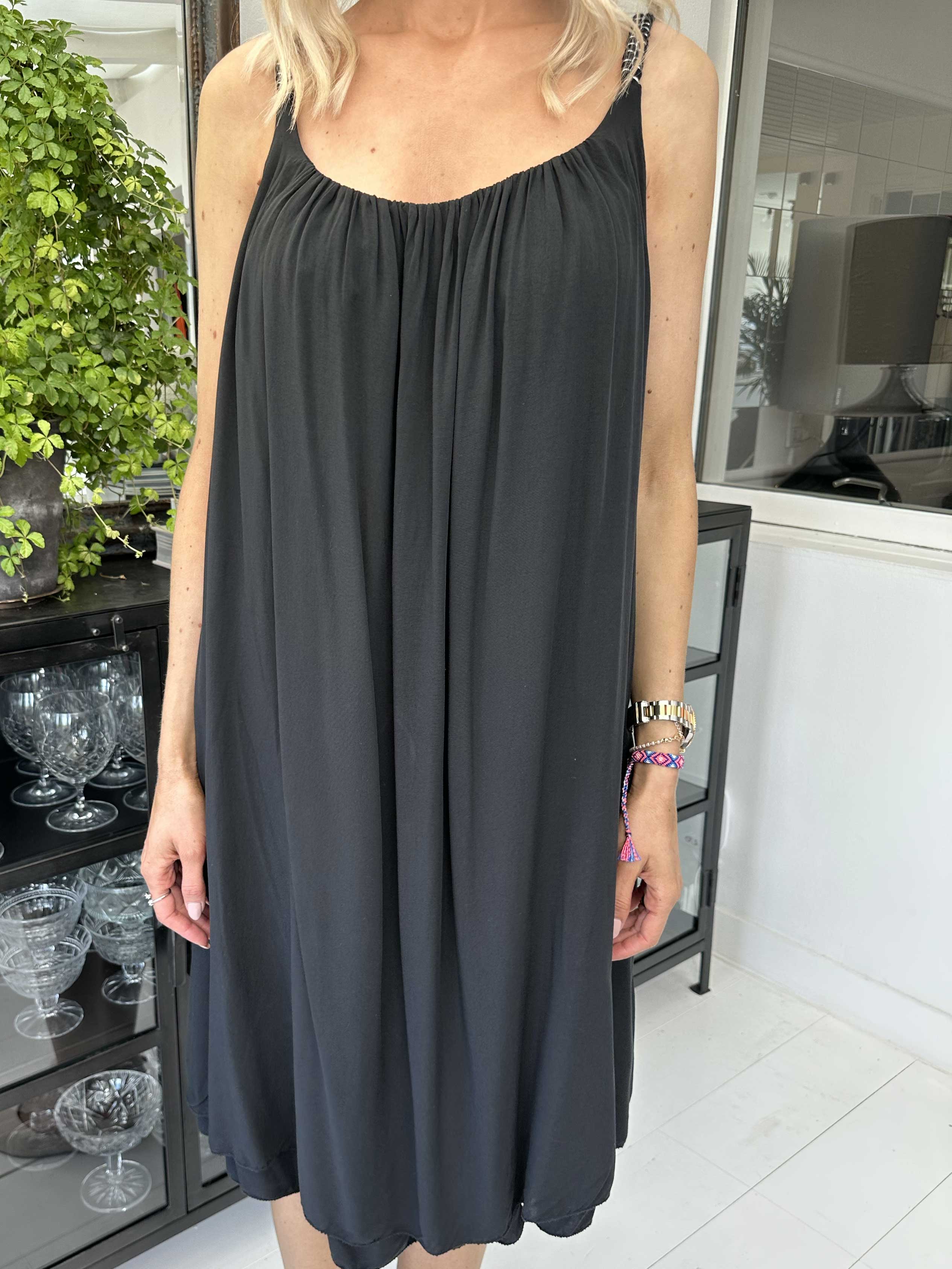 Asia Dress - Sød plain kjole i viskose med flettet stropper