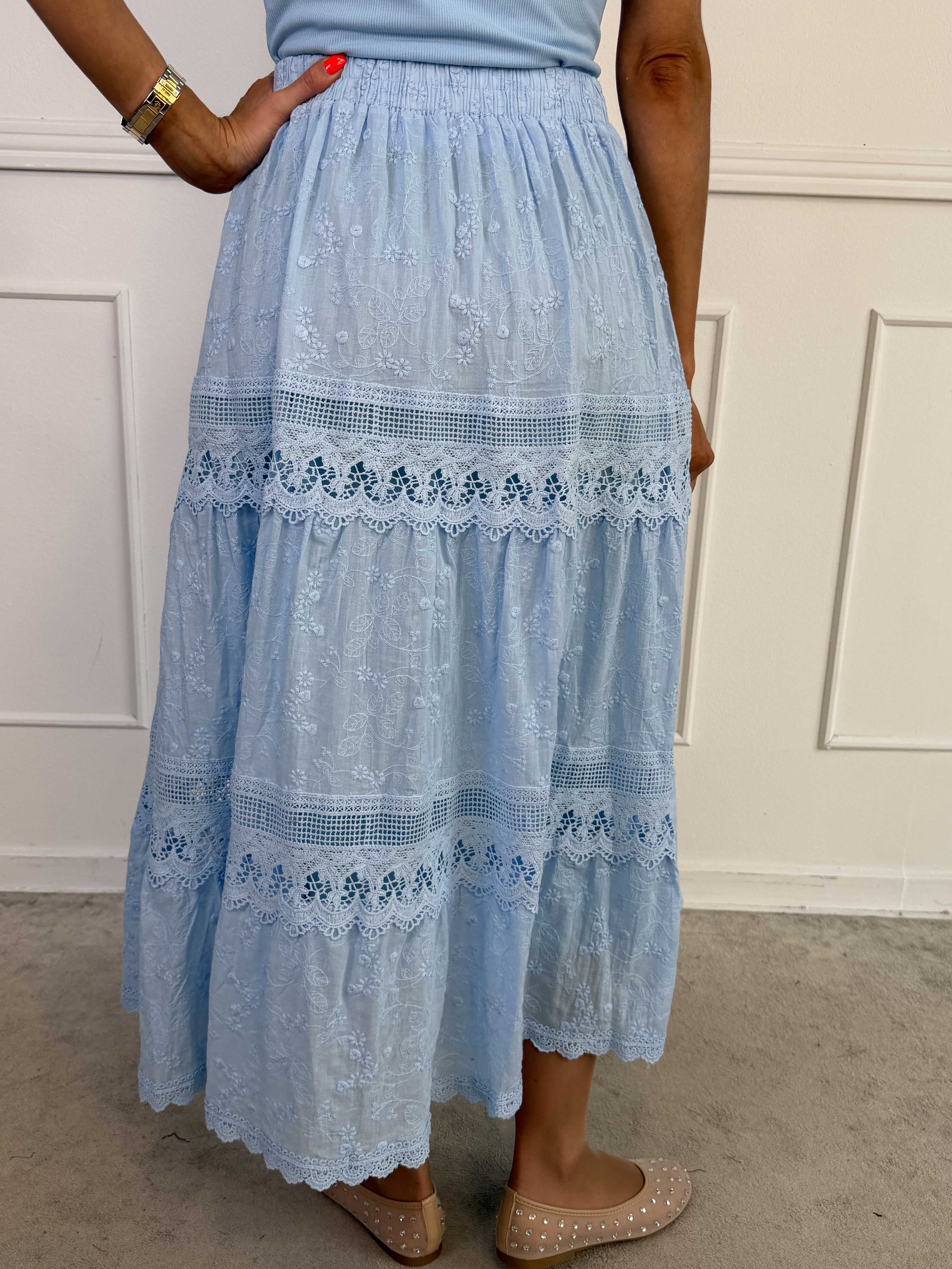 Aspen - Lang nederdel i blød bomuld med broderede detaljer