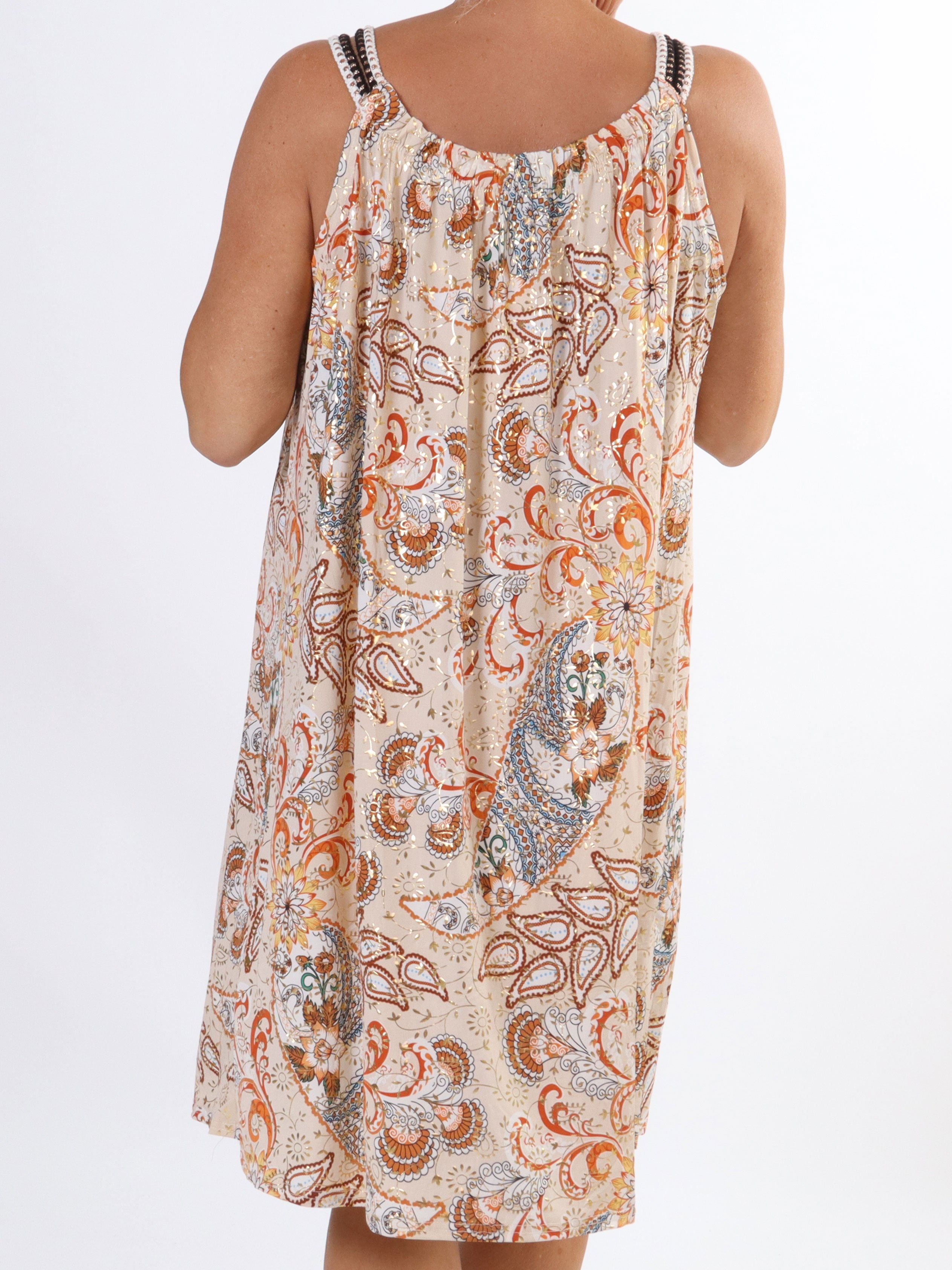 Asta Paisley - Elastisk plus size stropkjole med mønster og guld detaljer