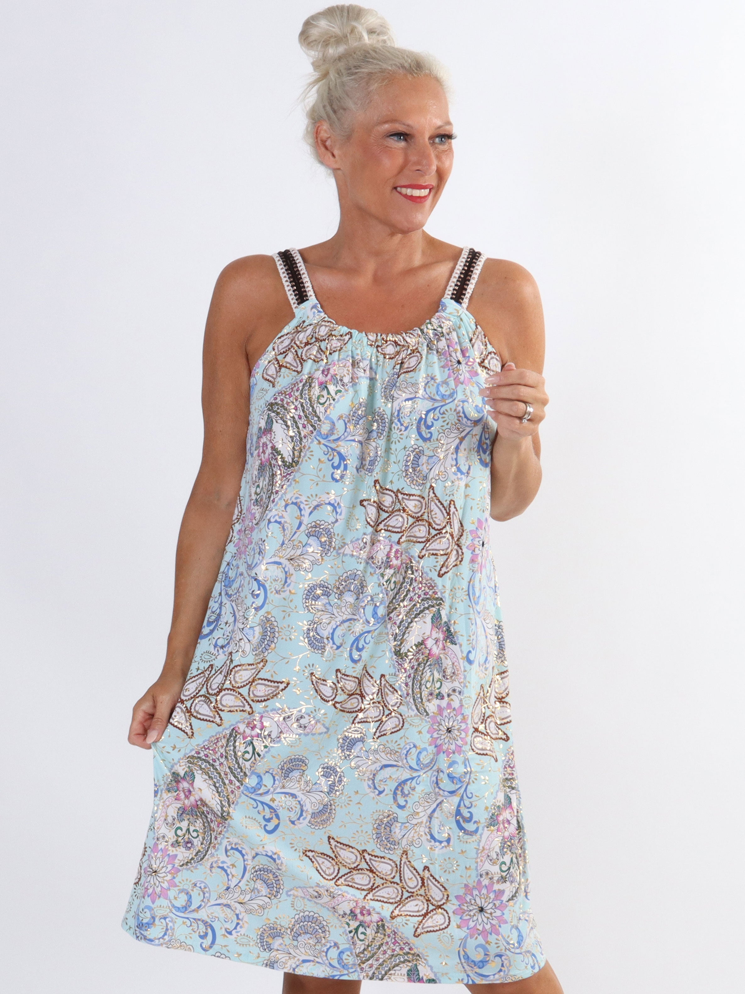 Asta Paisley - Elastisk plus size stropkjole med mønster og guld detaljer