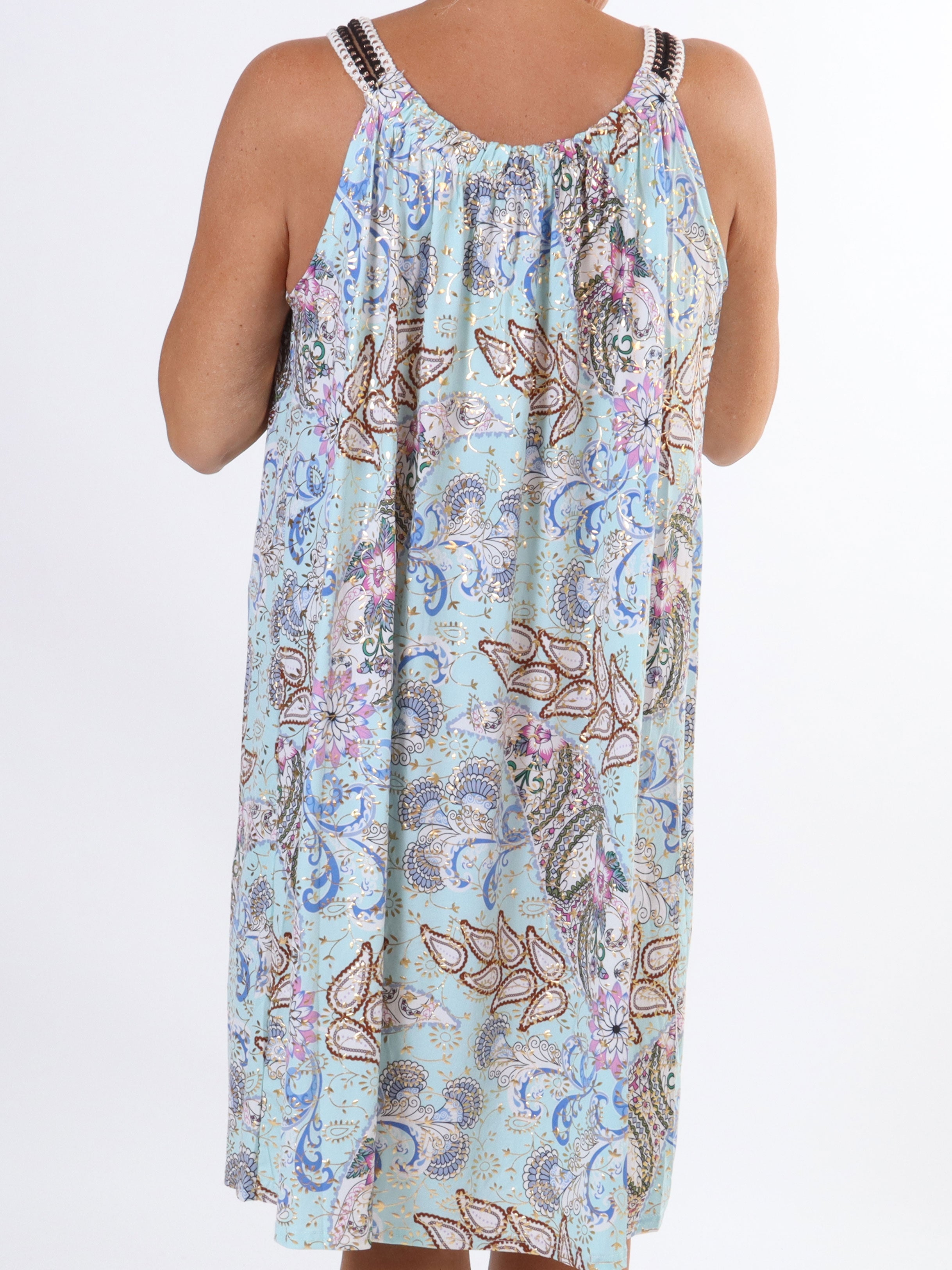 Asta Paisley - Elastisk plus size stropkjole med mønster og guld detaljer