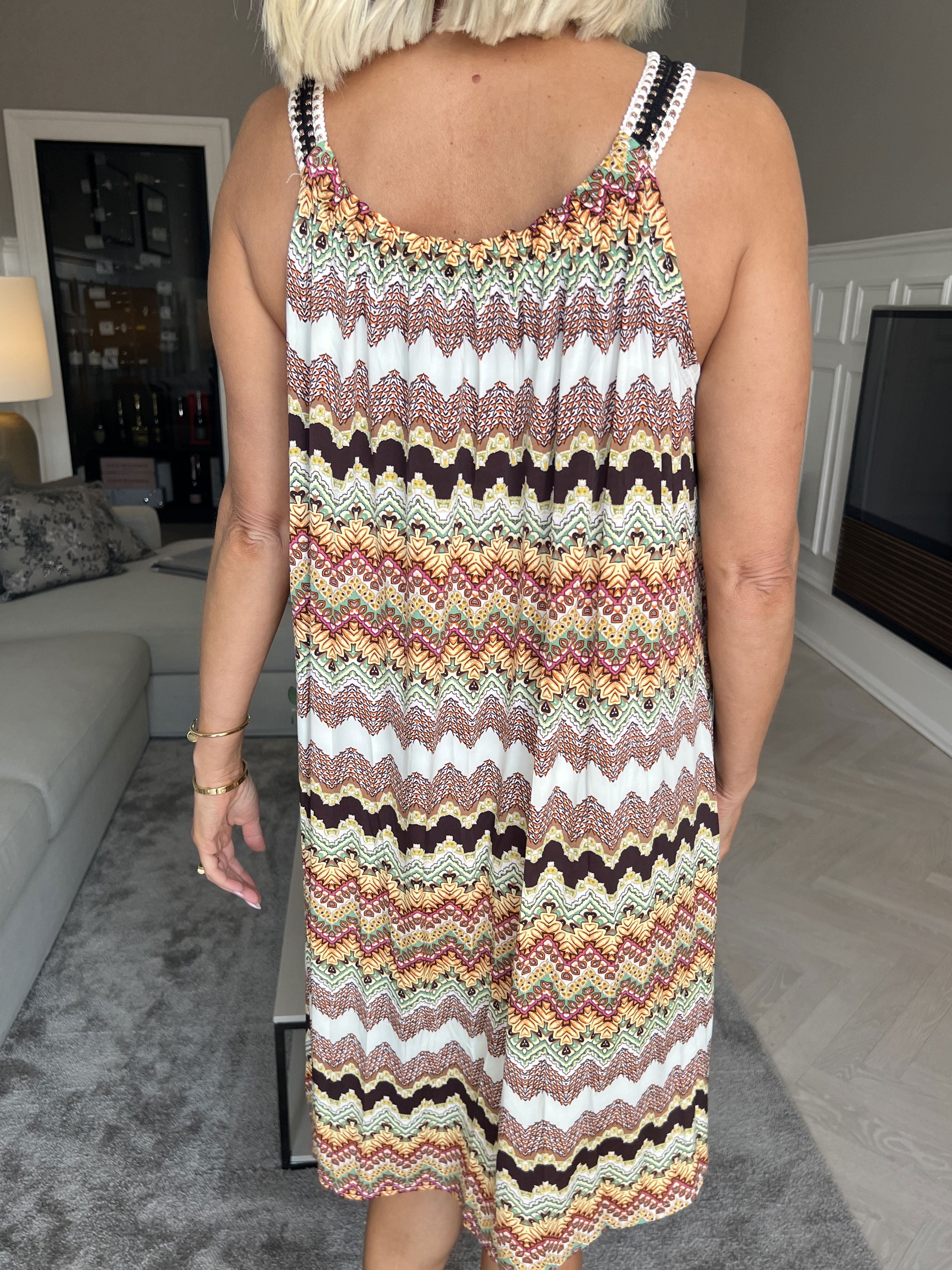 Asta Zigzag - Sød kjole med hæklet stropper