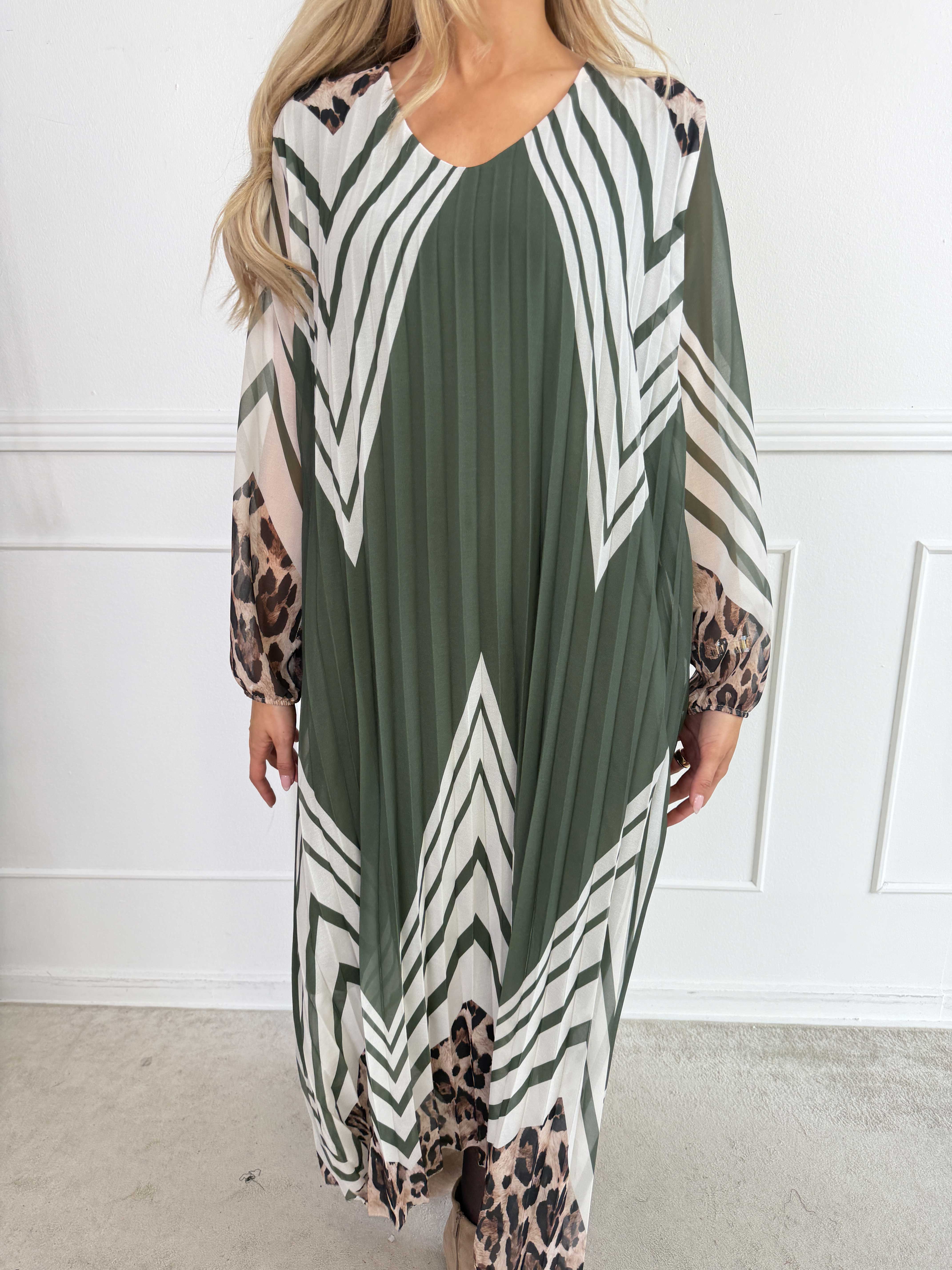 Astrid - Elegant lang plisseret chiffonkjole med smukt print