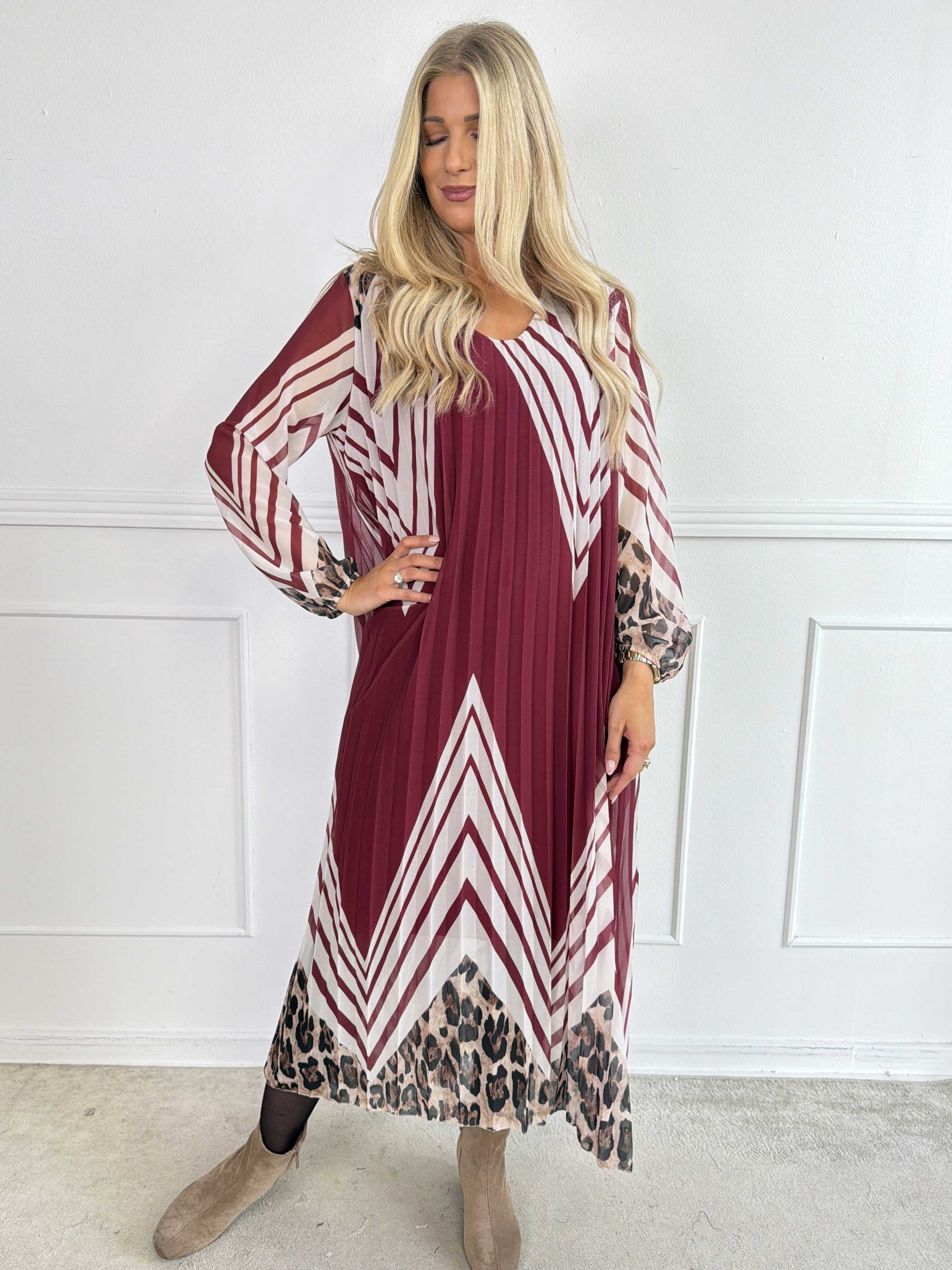 Astrid - Elegant lang plisseret chiffonkjole med smukt print