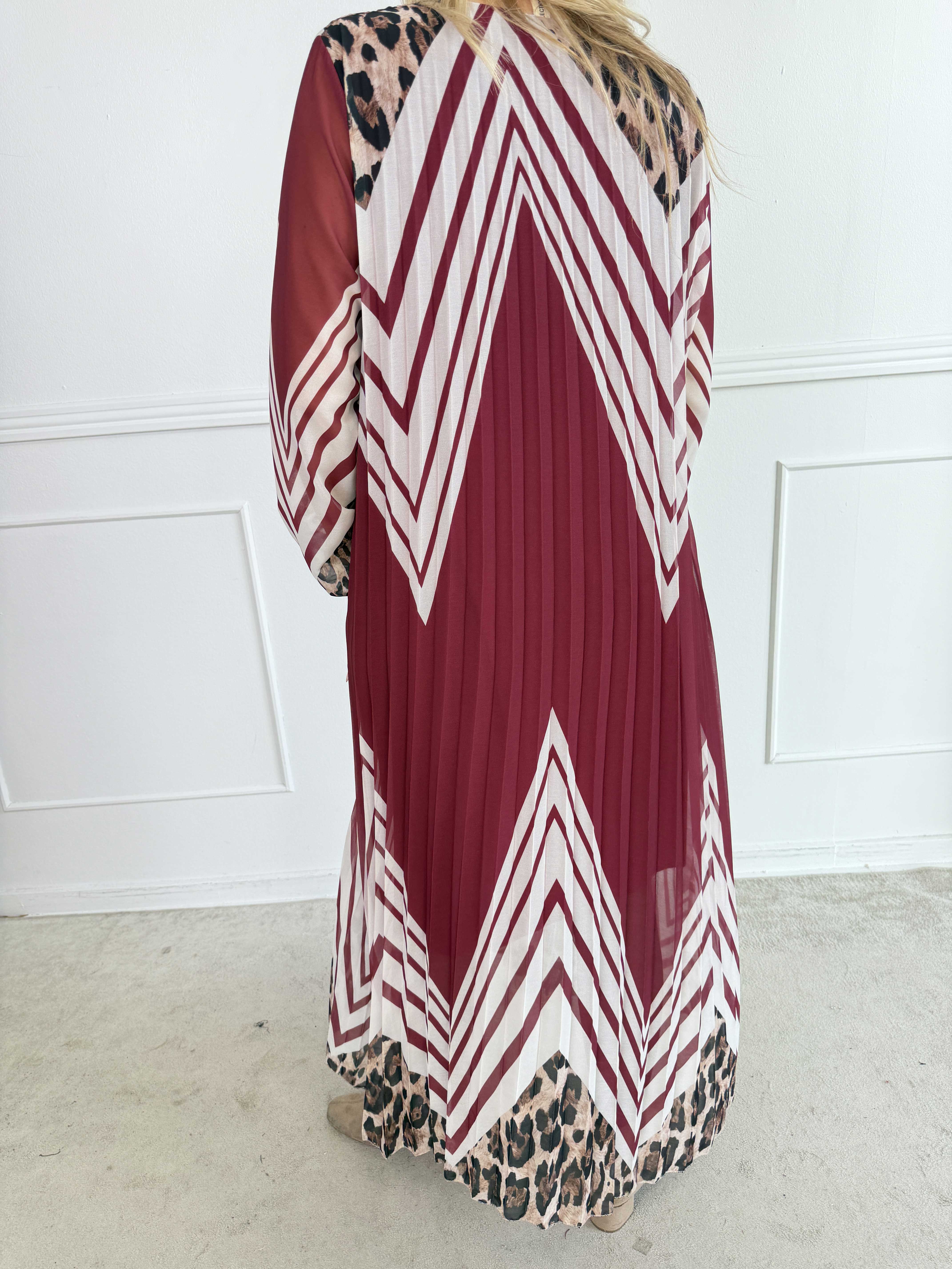 Astrid - Elegant lang plisseret chiffonkjole med smukt print