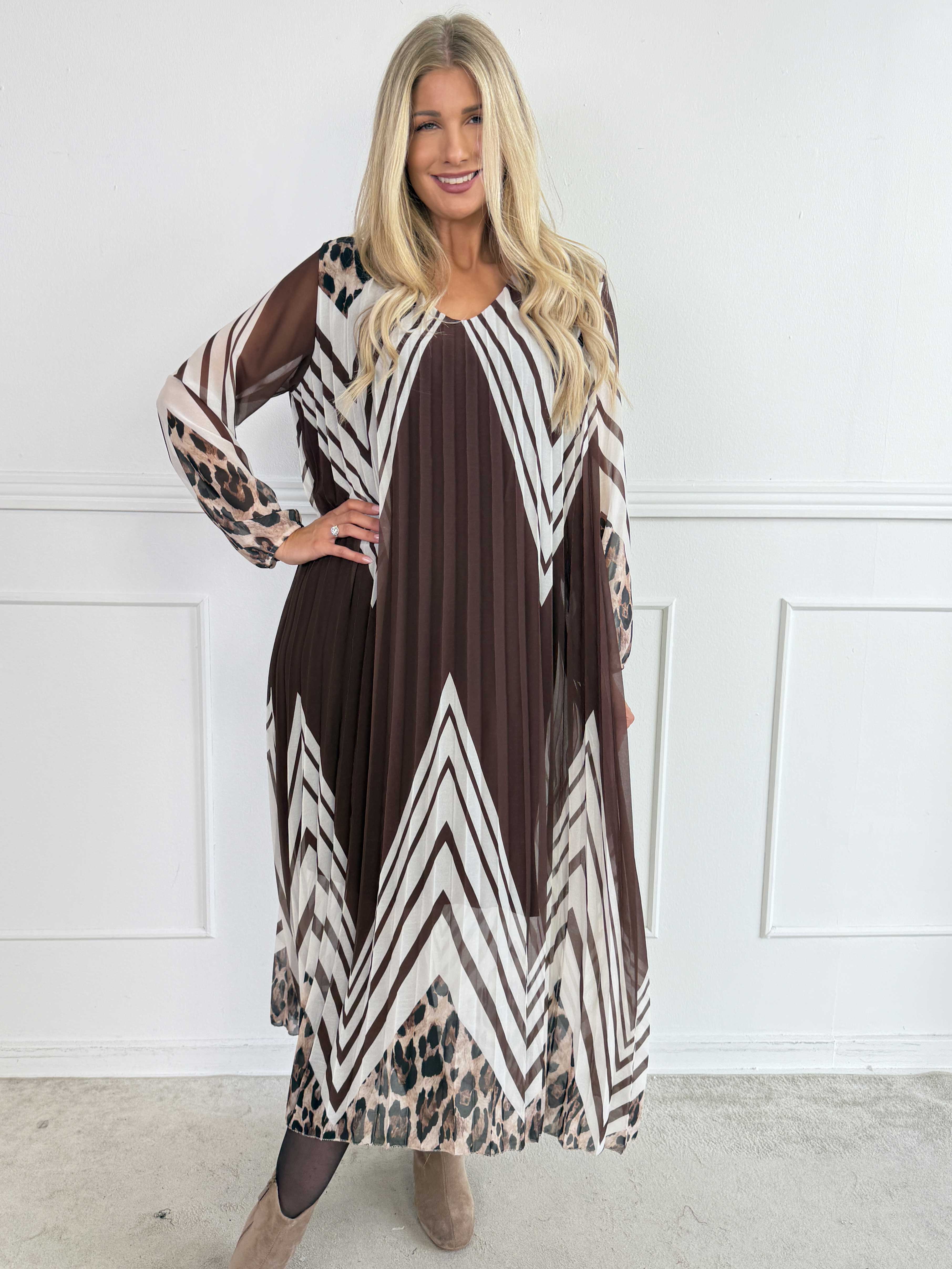 Astrid - Elegant lang plisseret chiffonkjole med smukt print