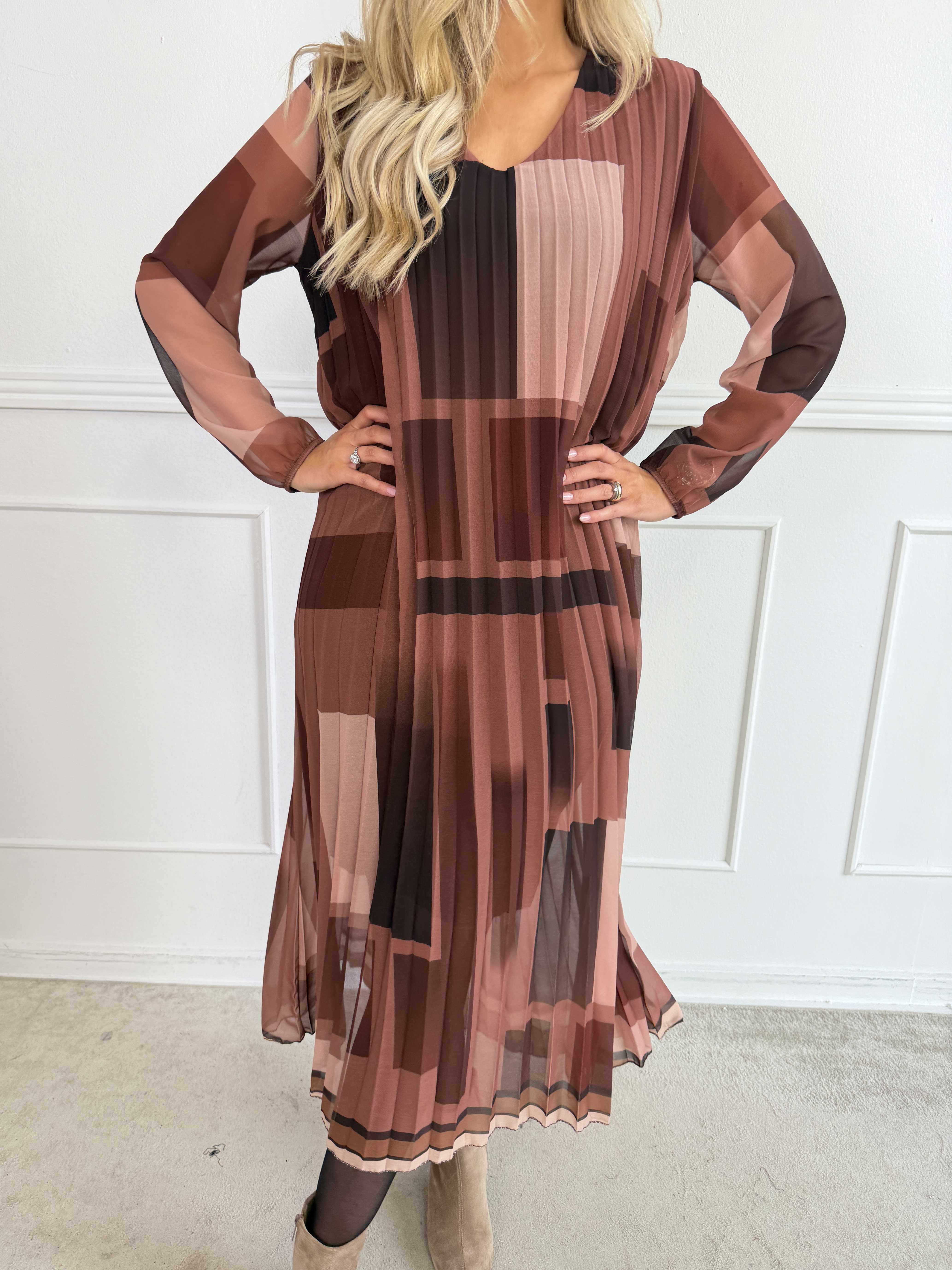 Astrid Graphic - Elegant lang plisseret chiffonkjole med smukt grafisk design