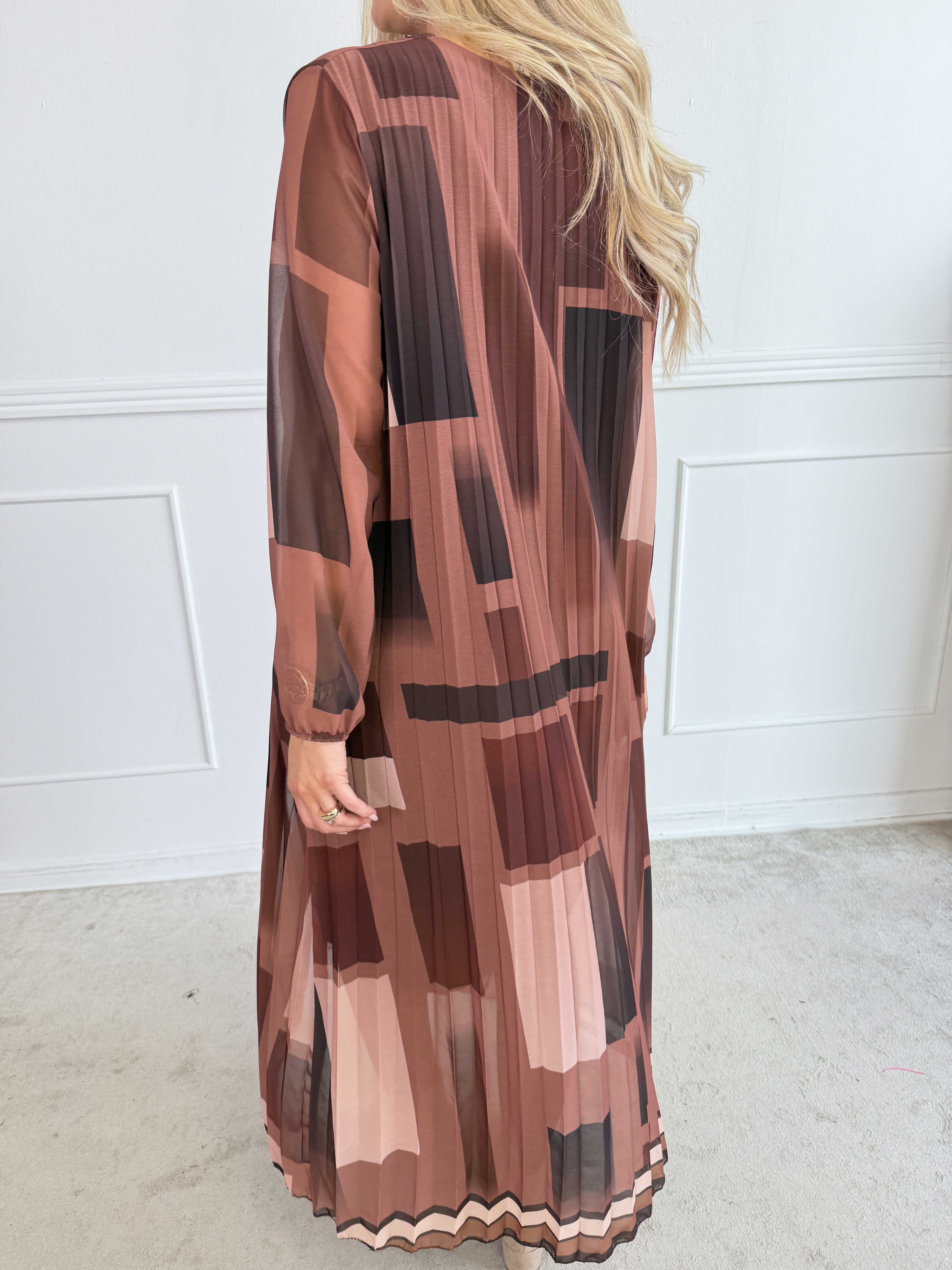 Astrid Graphic - Elegant lang plisseret chiffonkjole med smukt grafisk design