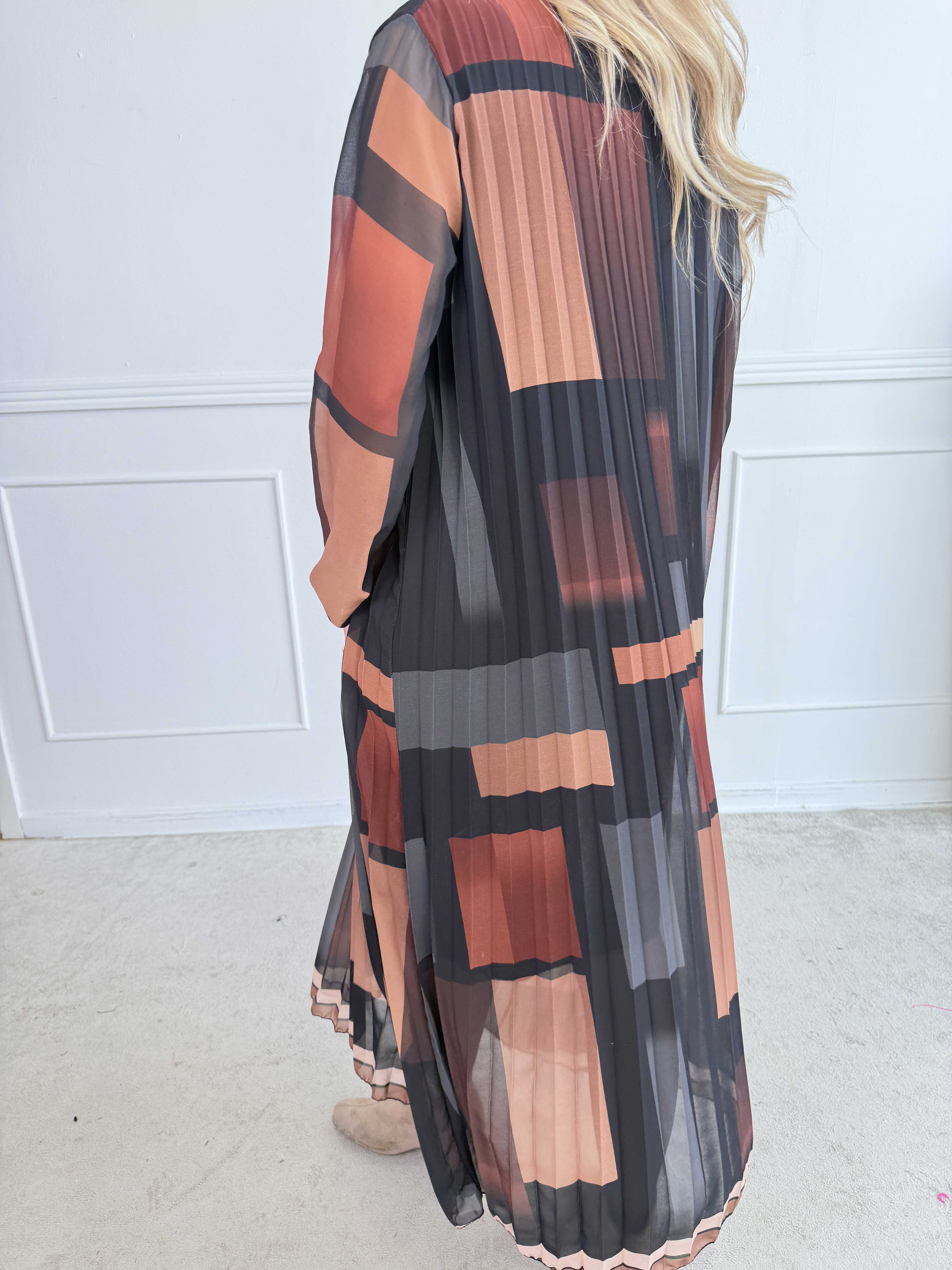 Astrid Graphic - Elegant lang plisseret chiffonkjole med smukt grafisk design
