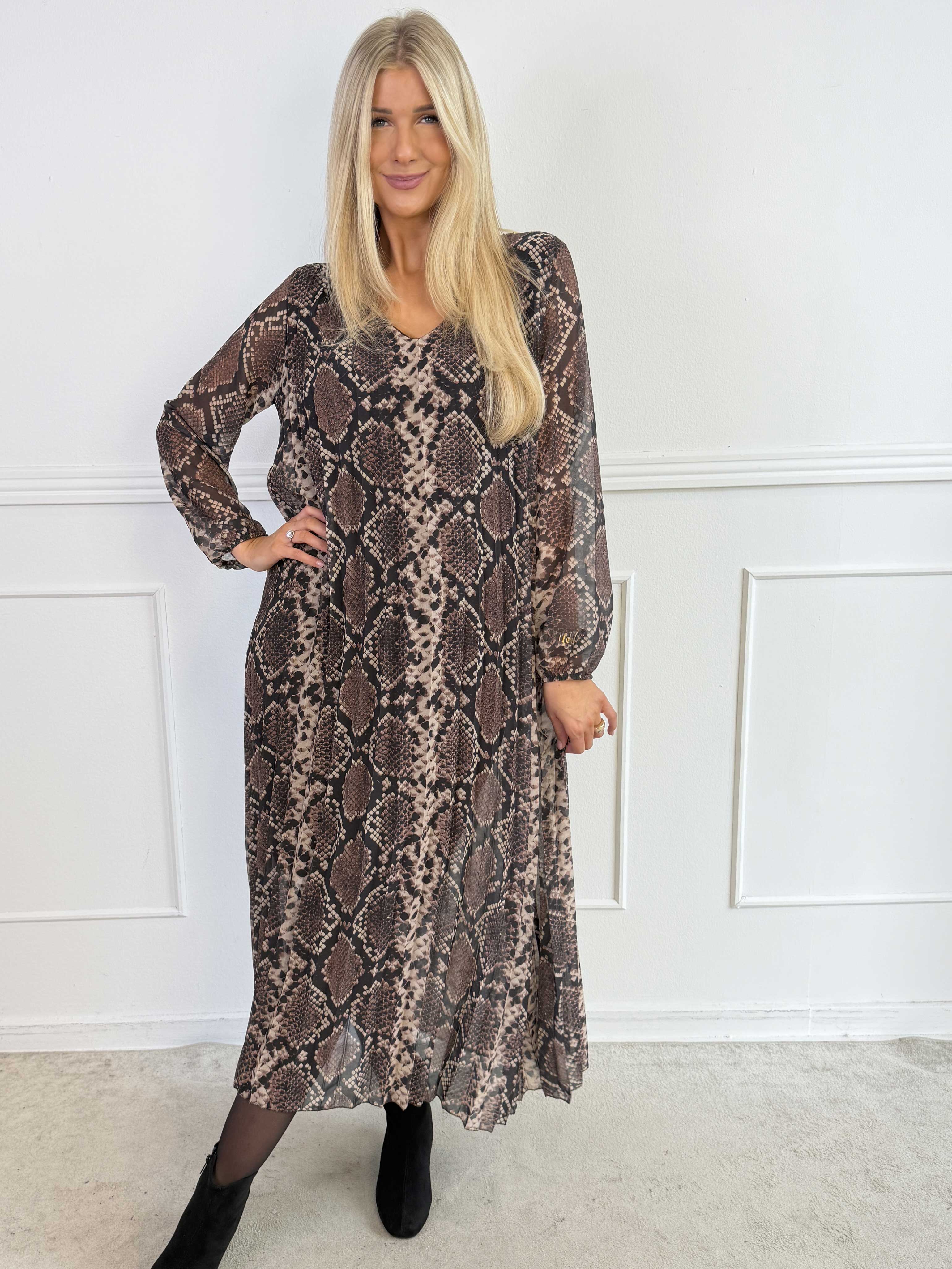 Astrid Print - Elegant lang plisseret chiffonkjole med forskellige smukke prints