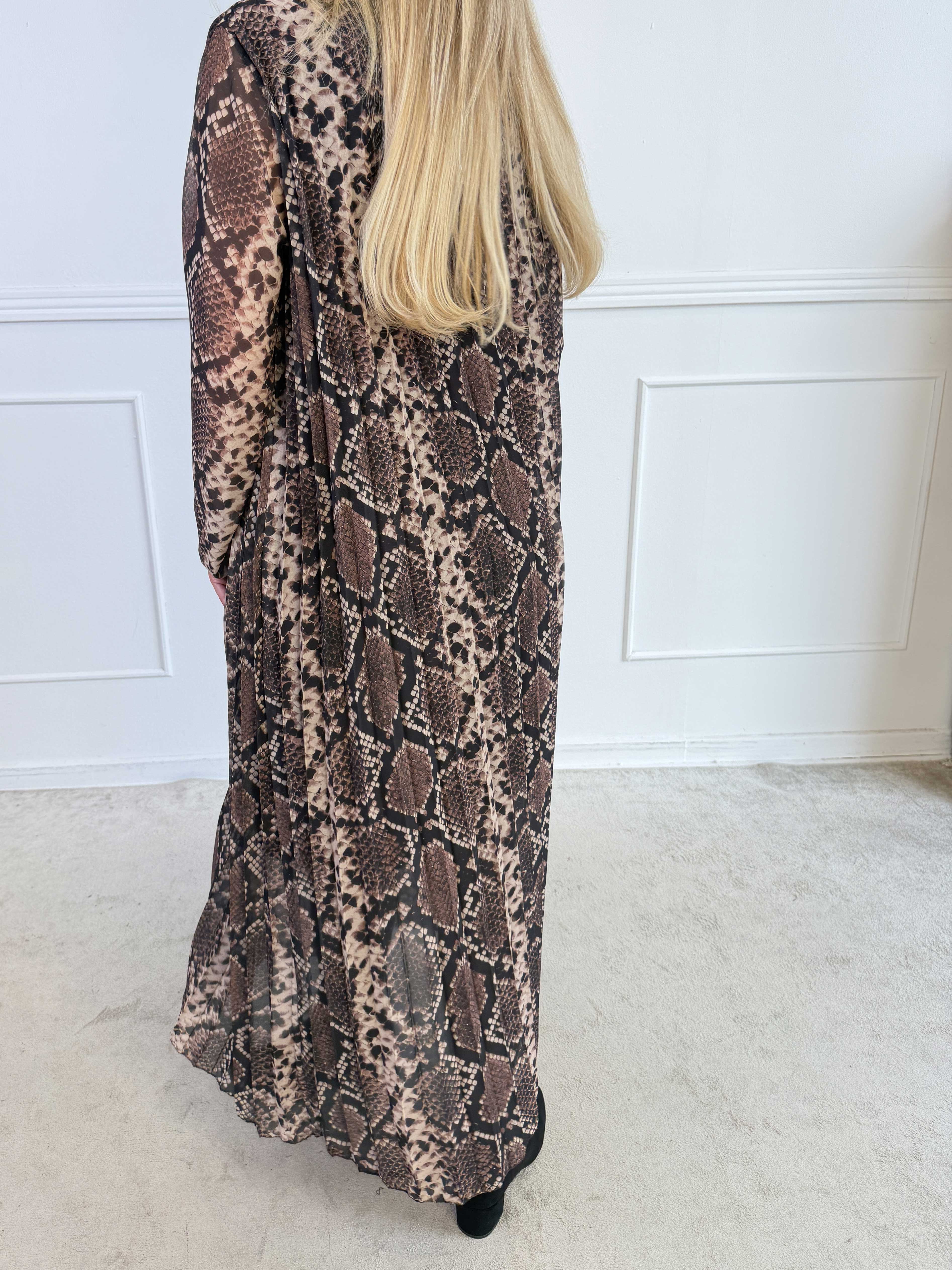 Astrid Print - Elegant lang plisseret chiffonkjole med forskellige smukke prints