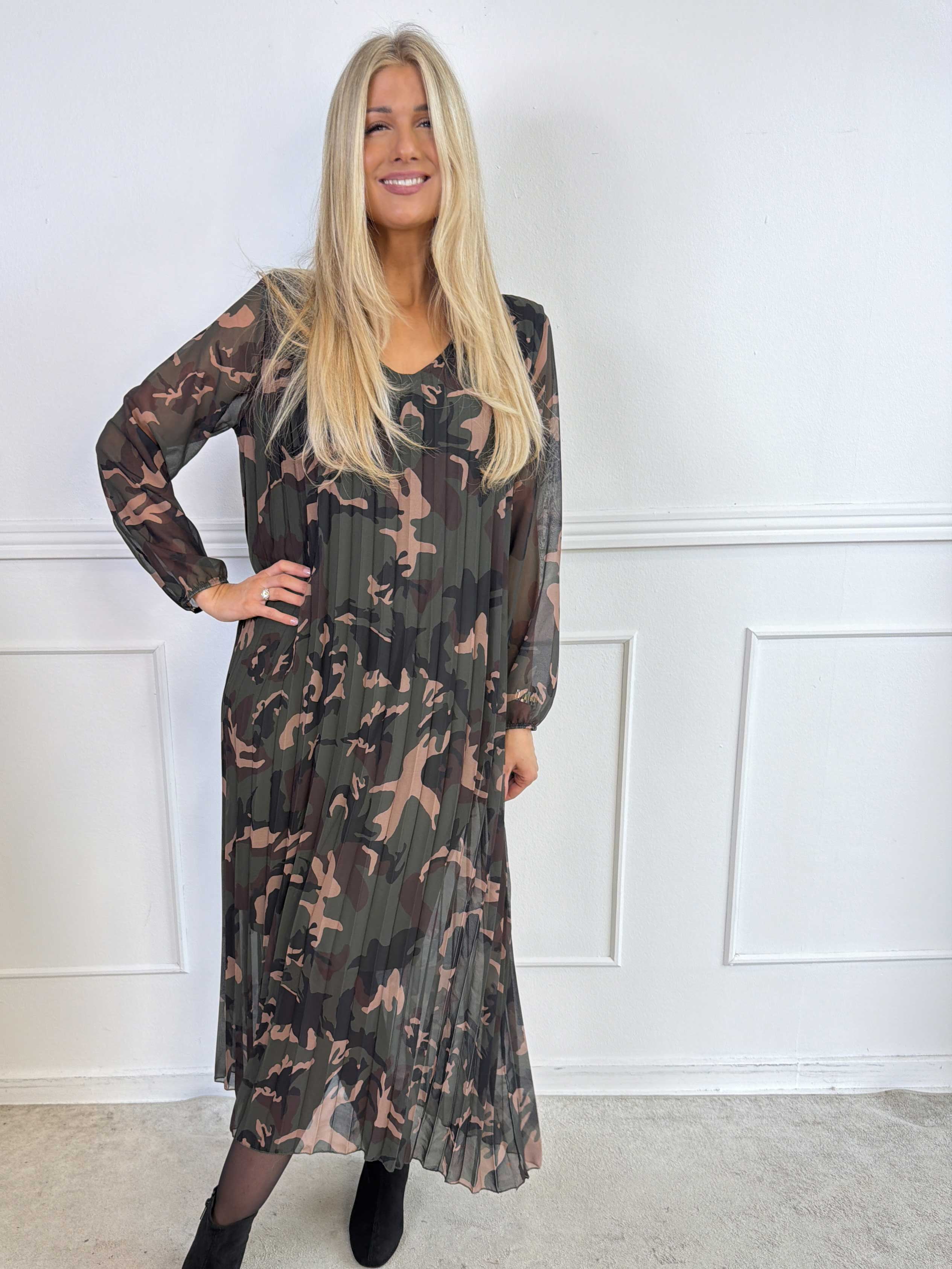 Astrid Print - Elegant lang plisseret chiffonkjole med forskellige smukke prints