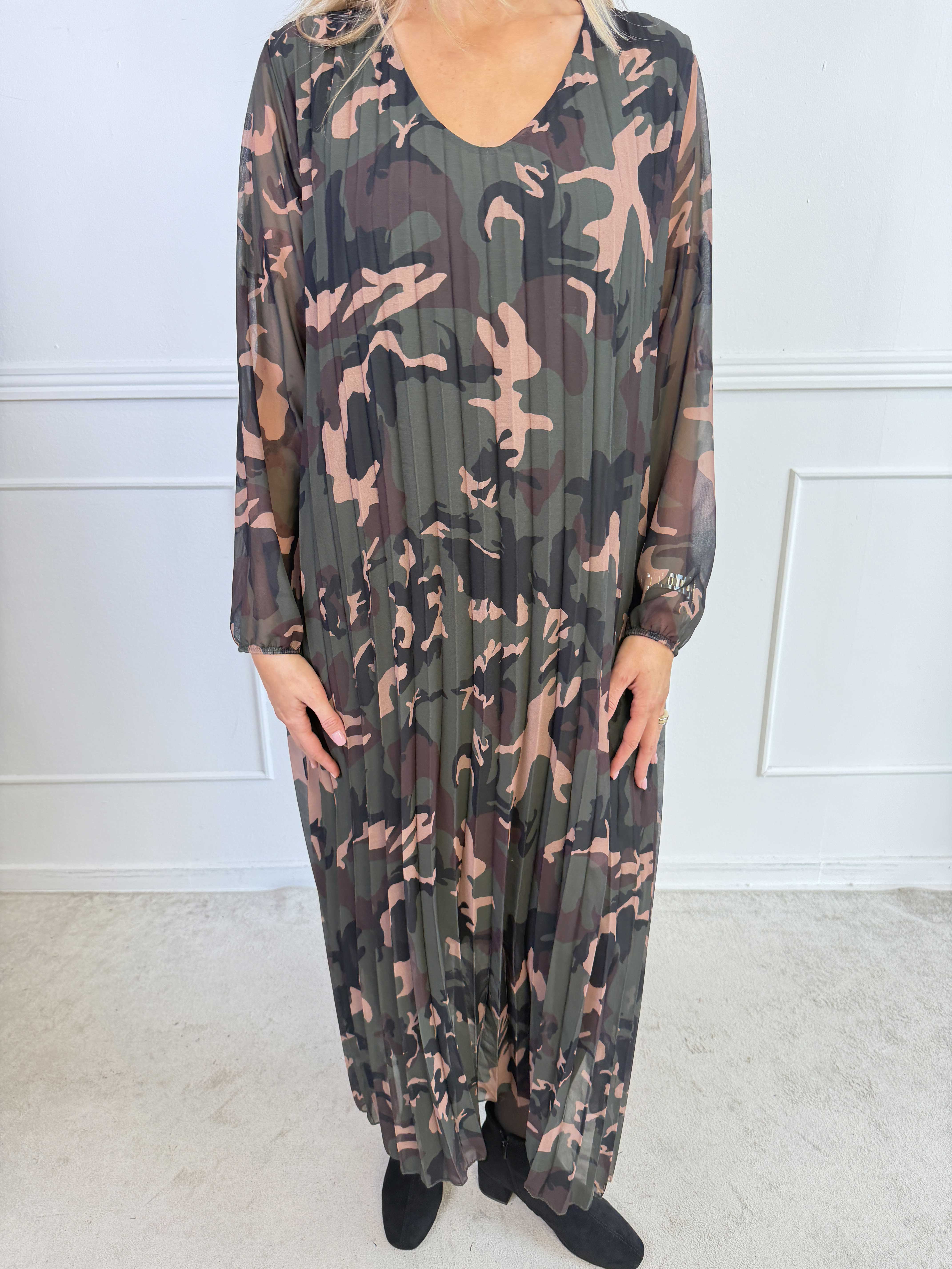 Astrid Print - Elegant lang plisseret chiffonkjole med forskellige smukke prints