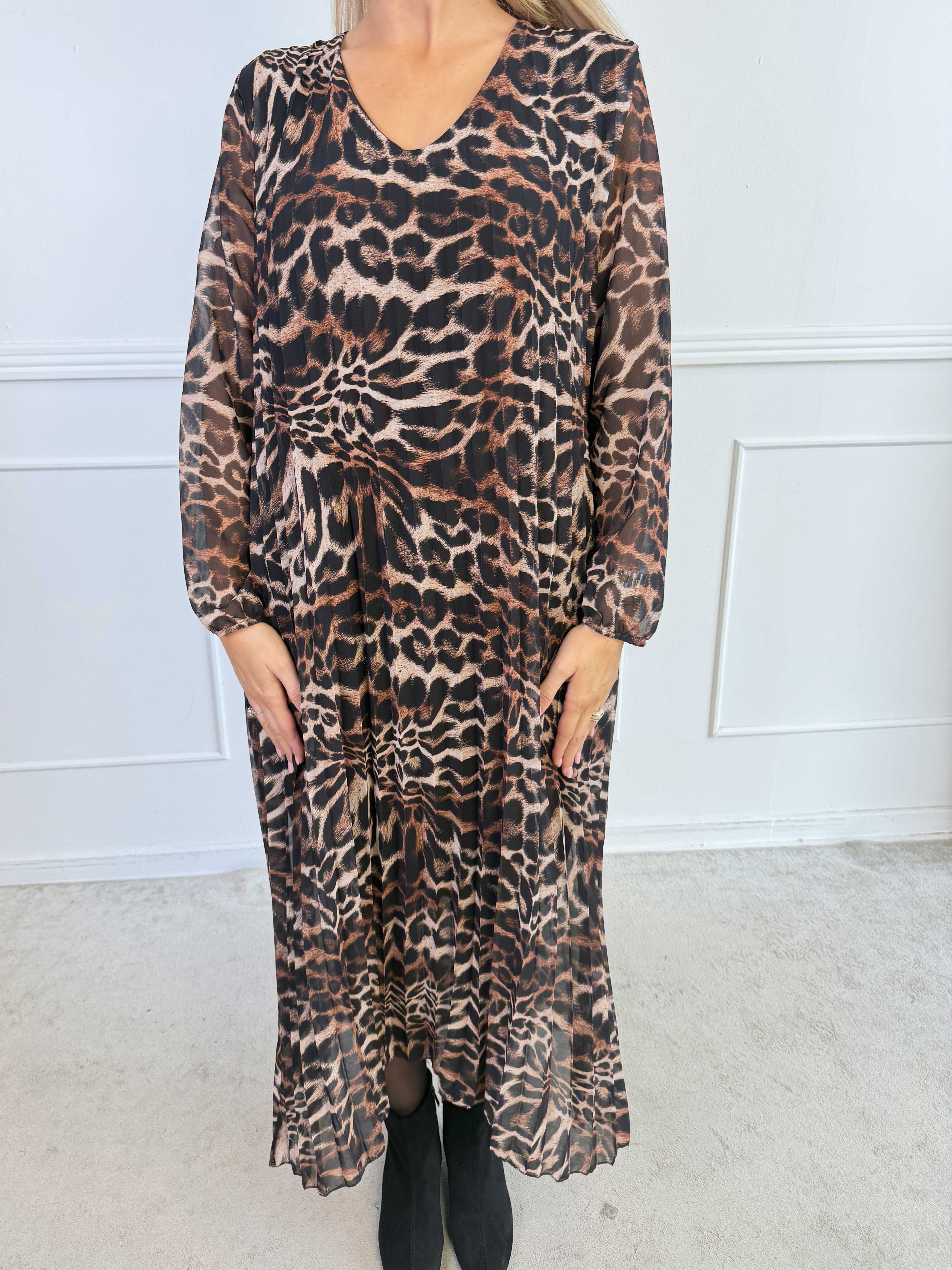 Astrid Print - Elegant lang plisseret chiffonkjole med forskellige smukke prints