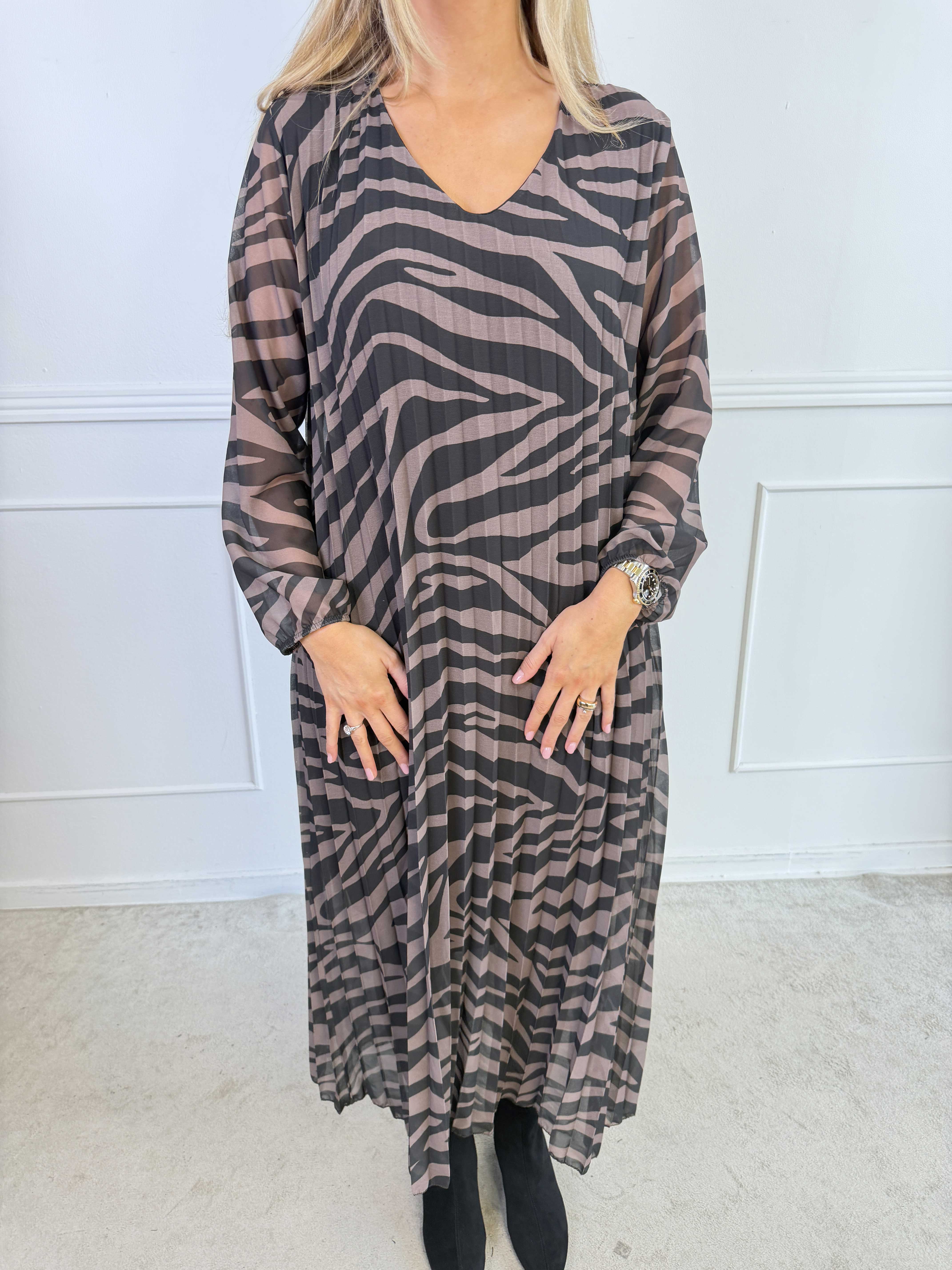 Astrid Print - Elegant lang plisseret chiffonkjole med forskellige smukke prints