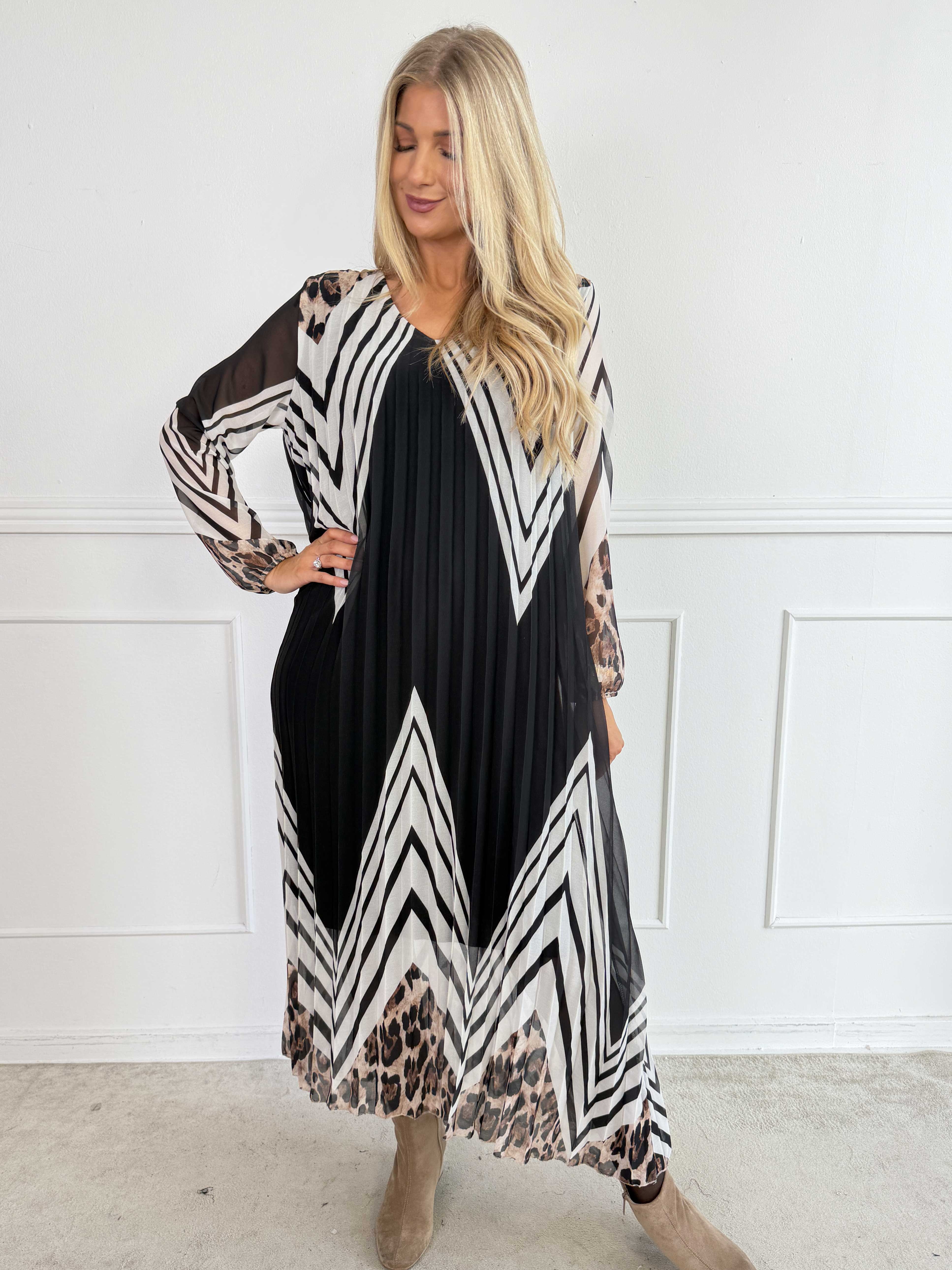 Astrid - Elegant lang plisseret chiffonkjole med smukt print