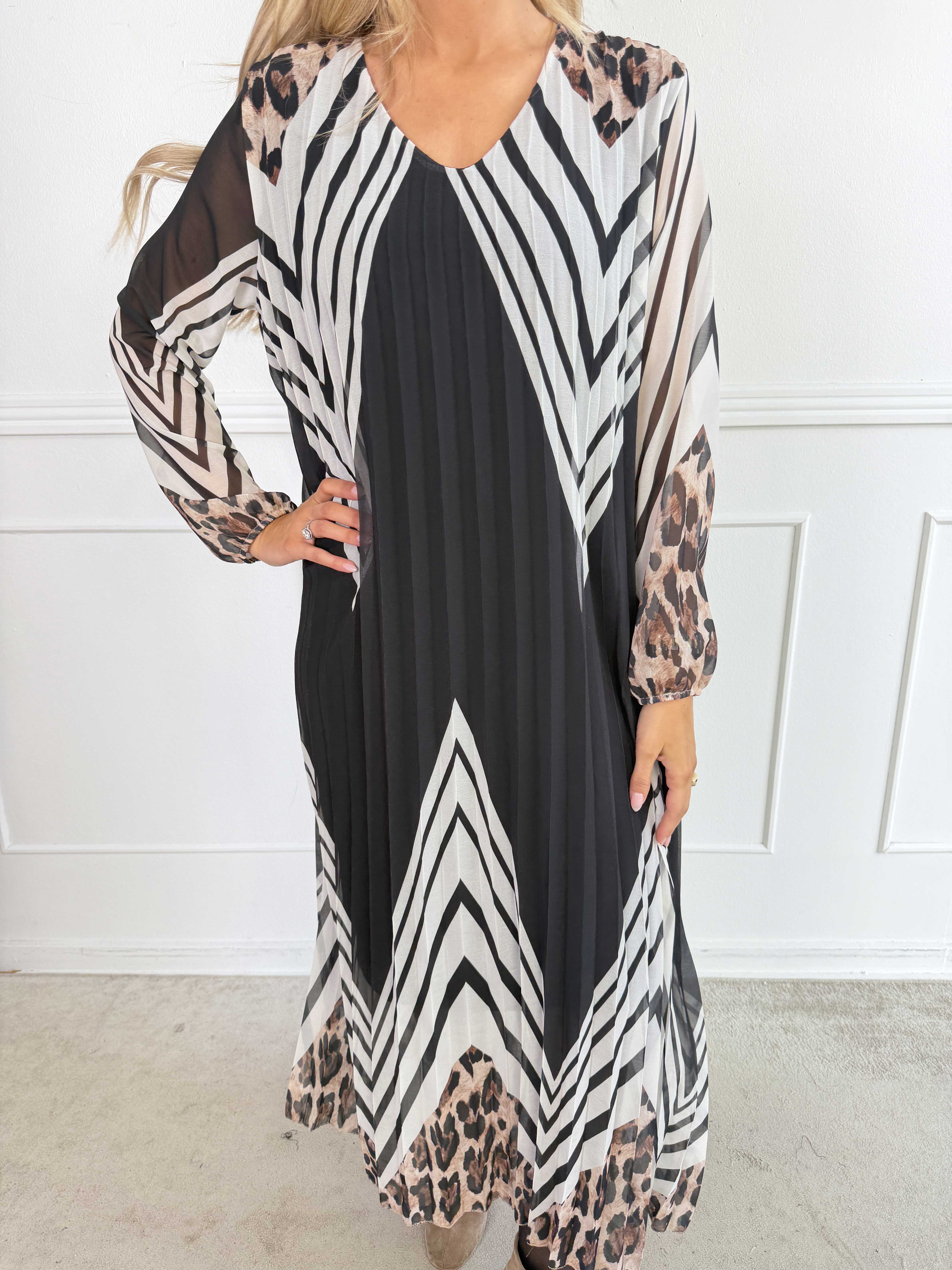 Astrid - Elegant lang plisseret chiffonkjole med smukt print