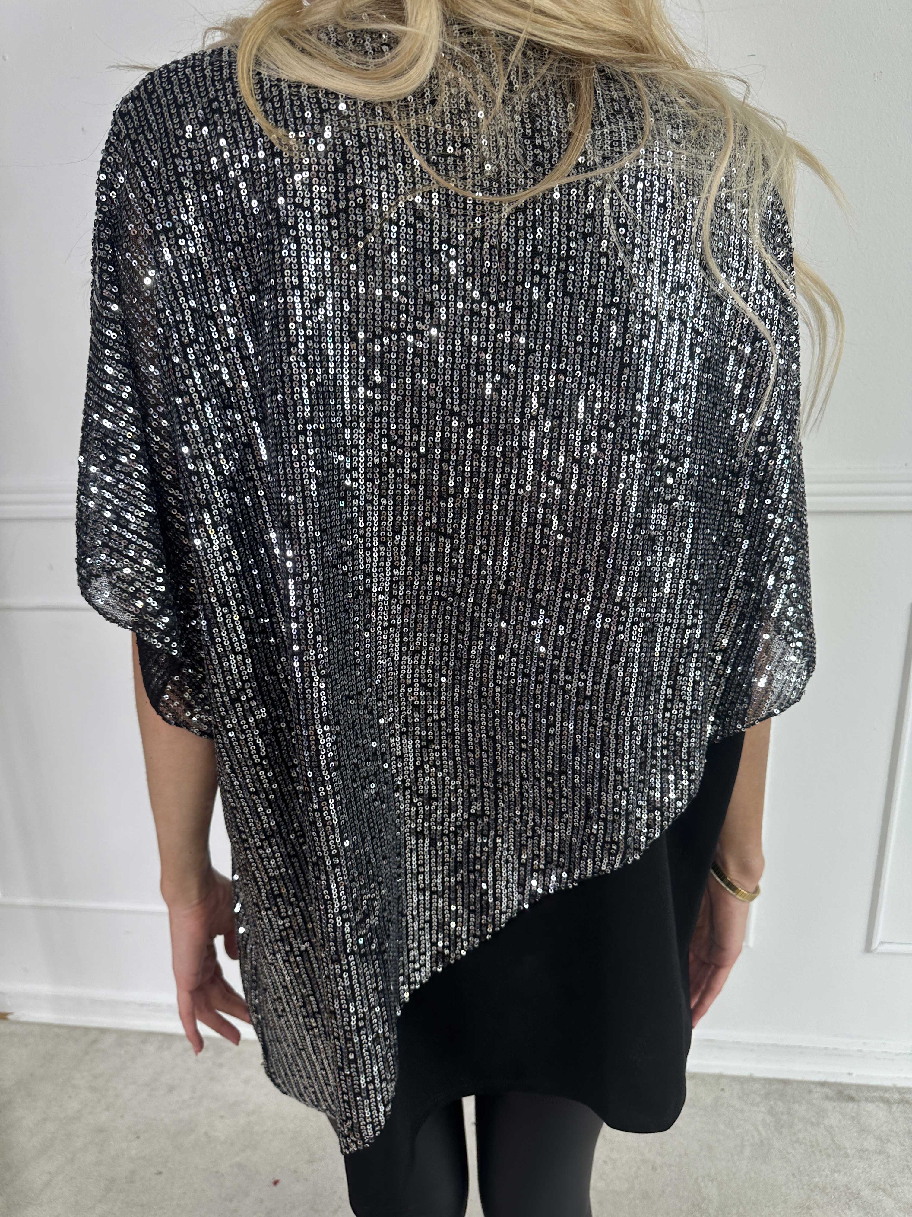 Aude - Oversized tunika med asymmetrisk pailletlag