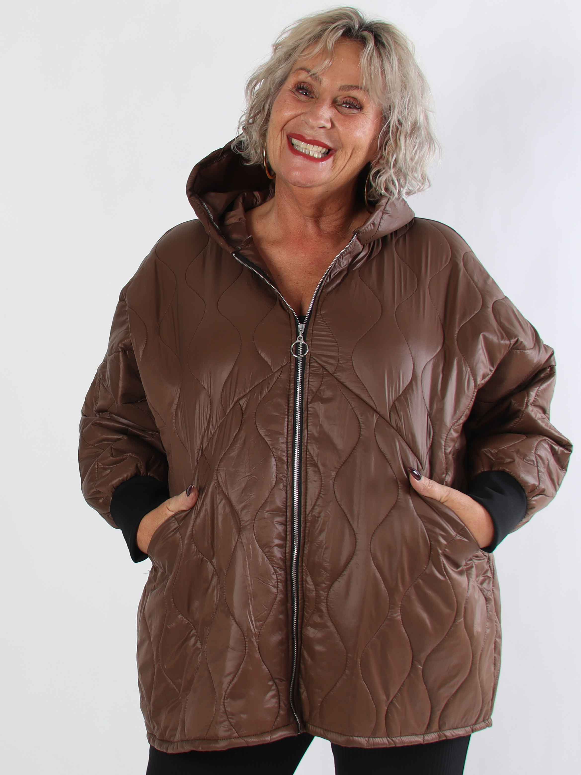 Augusta - Quiltet plus size jakke med hætte og lynlås
