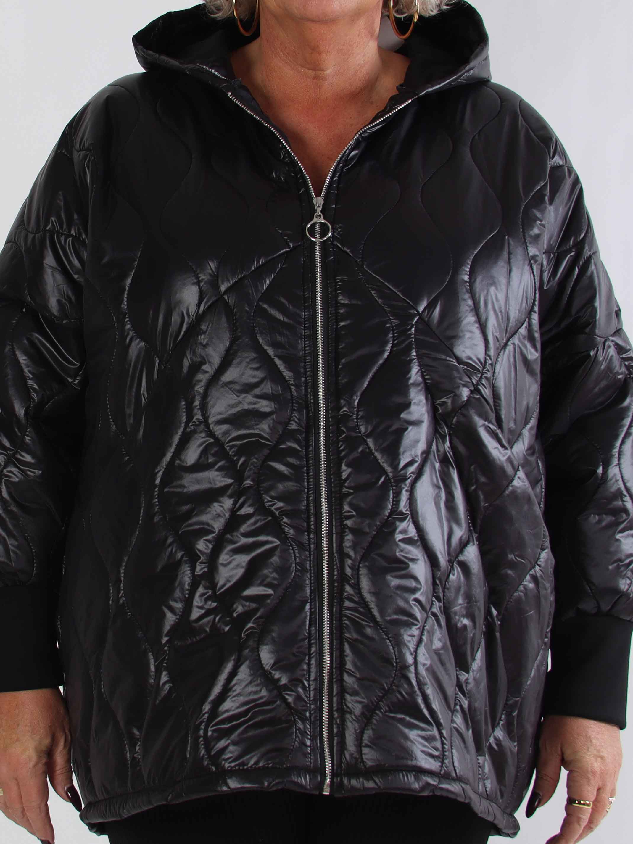 Augusta - Quiltet plus size jakke med hætte og lynlås