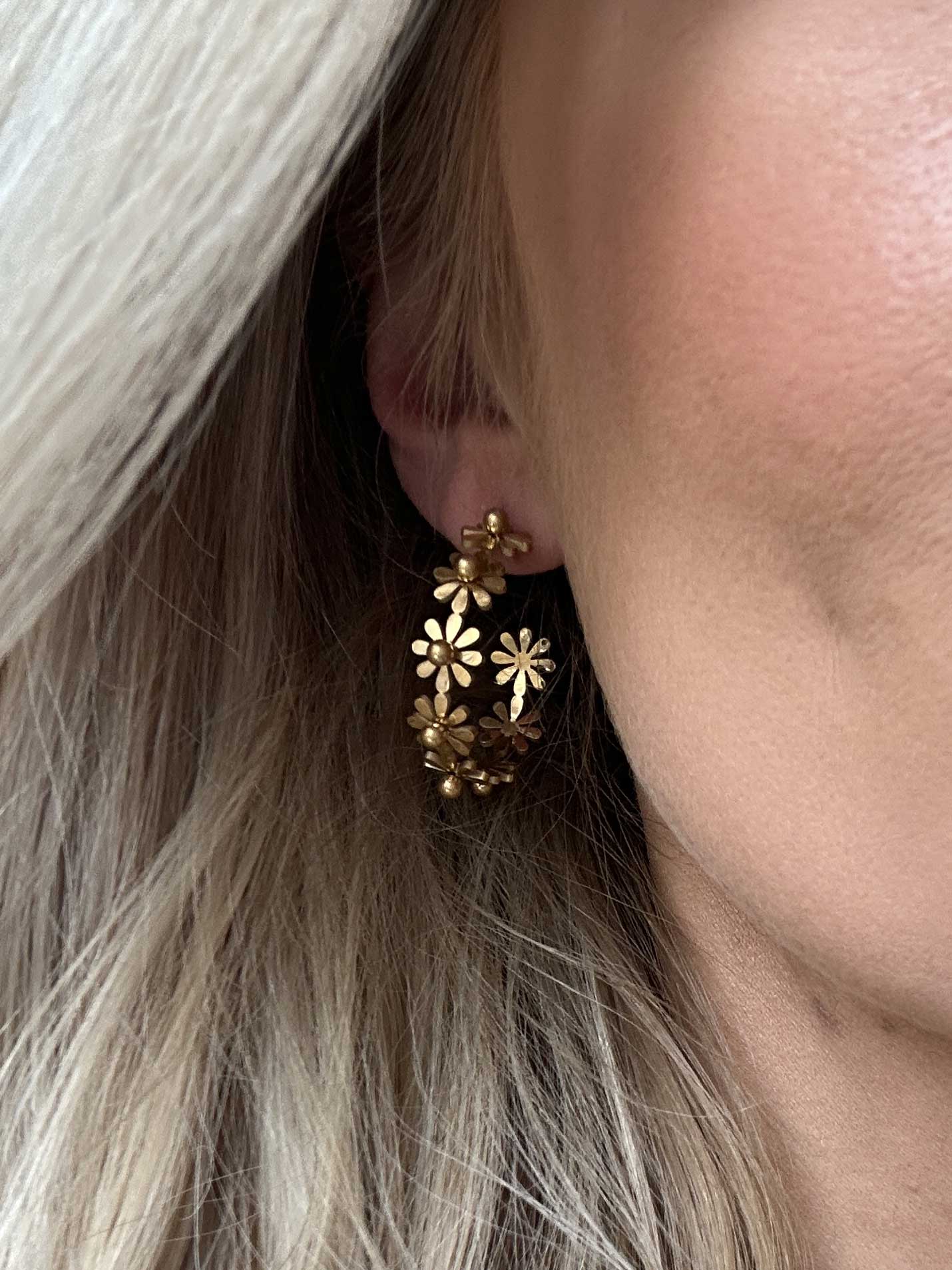 Aurora - Guldfarvede runde blomster øreringe