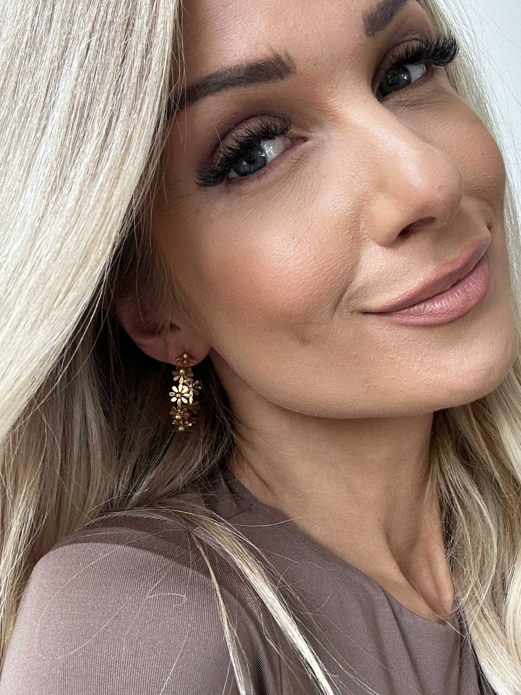 Aurora - Guldfarvede runde blomster øreringe