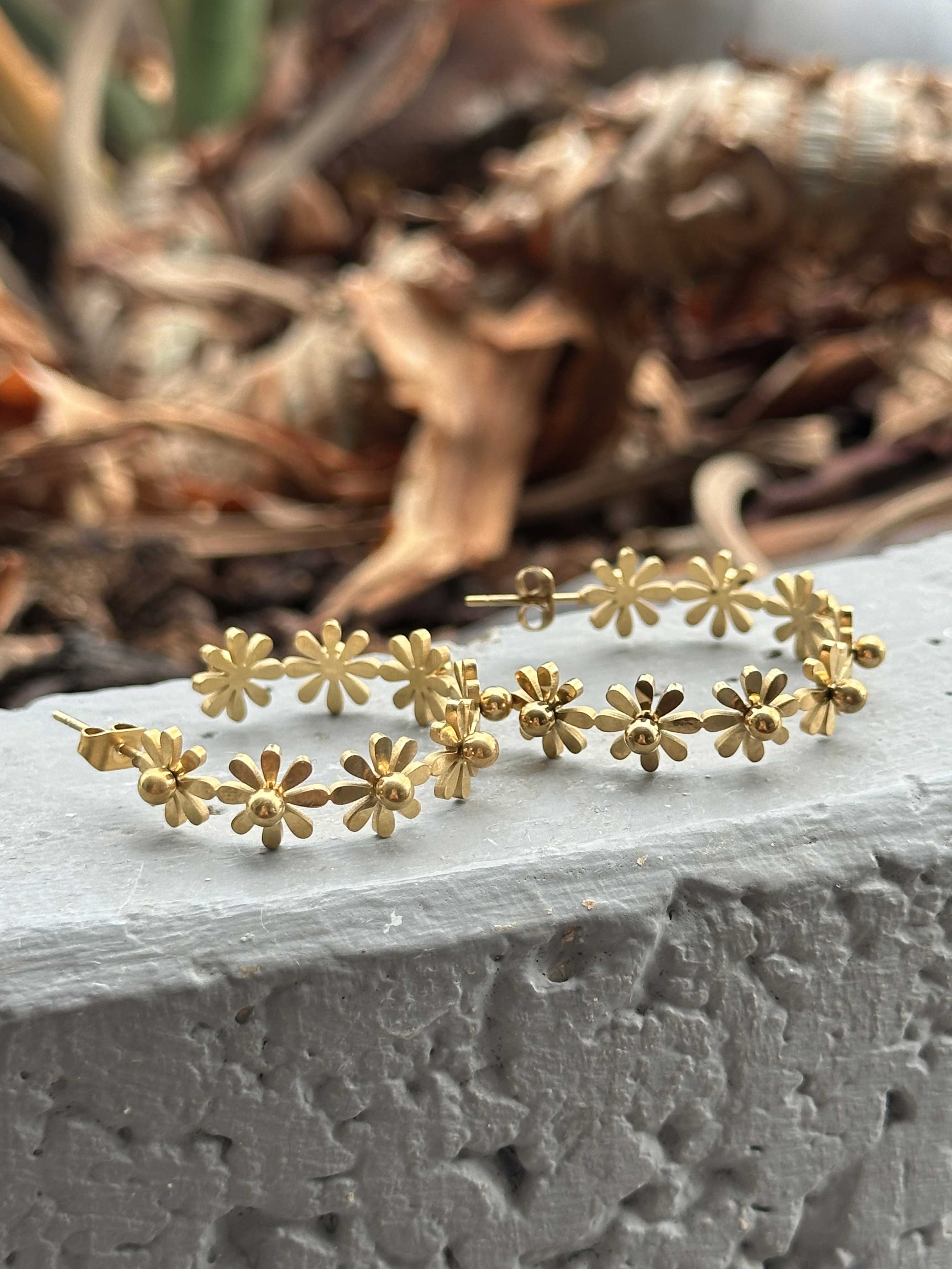 Aurora - Guldfarvede runde blomster øreringe