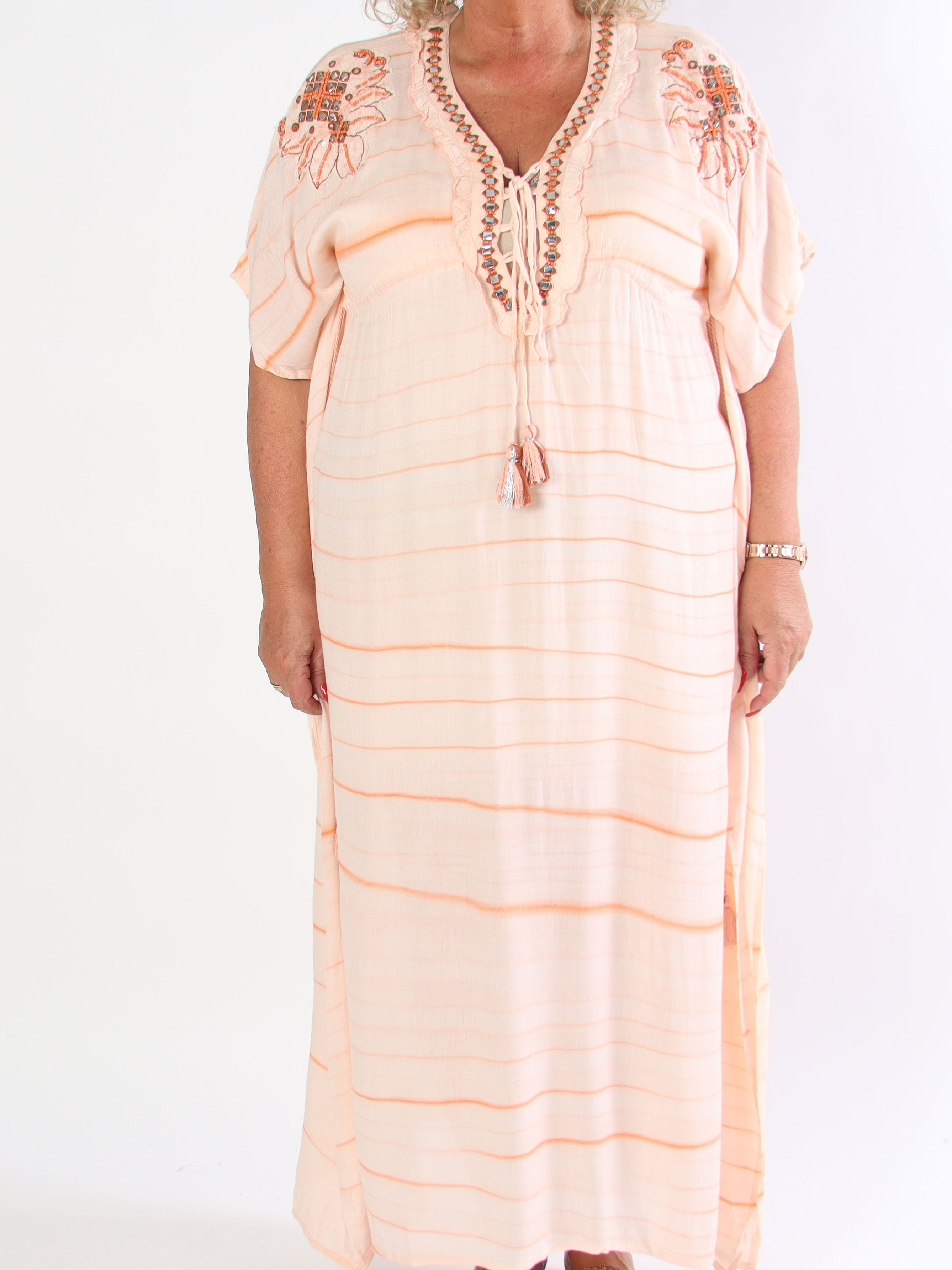 Avery - Plus size kjole i viskose detaljeret med perler og snøre ved brystet