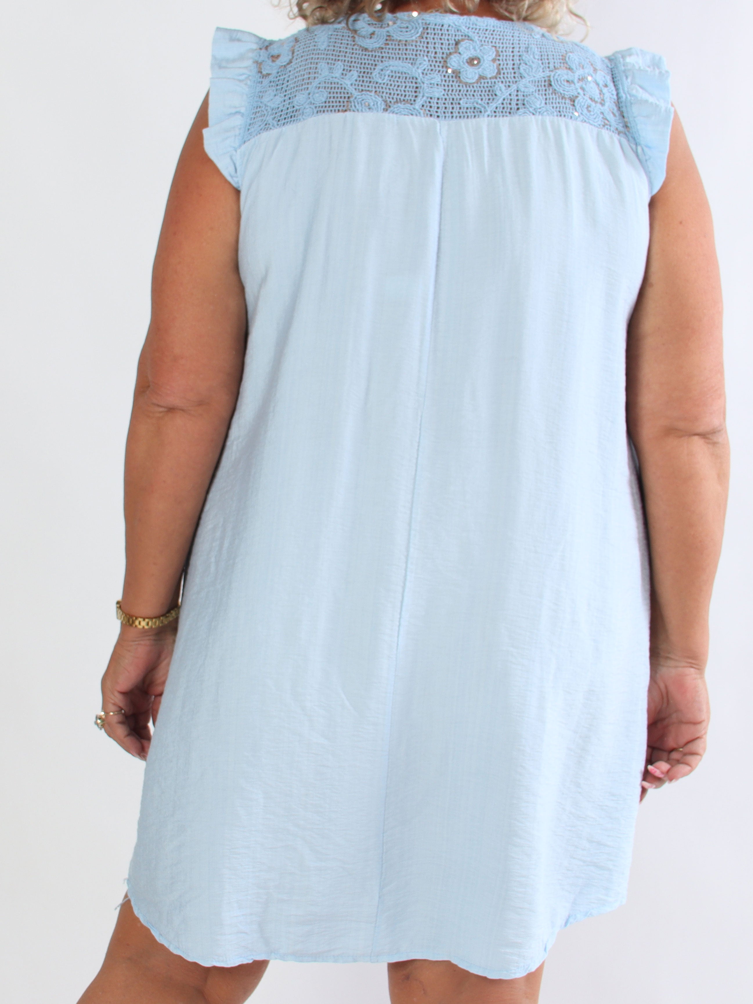 Aviaya - Plus size kjole med flæseærmer og hæklet detalje foroven pyntet med pailletter