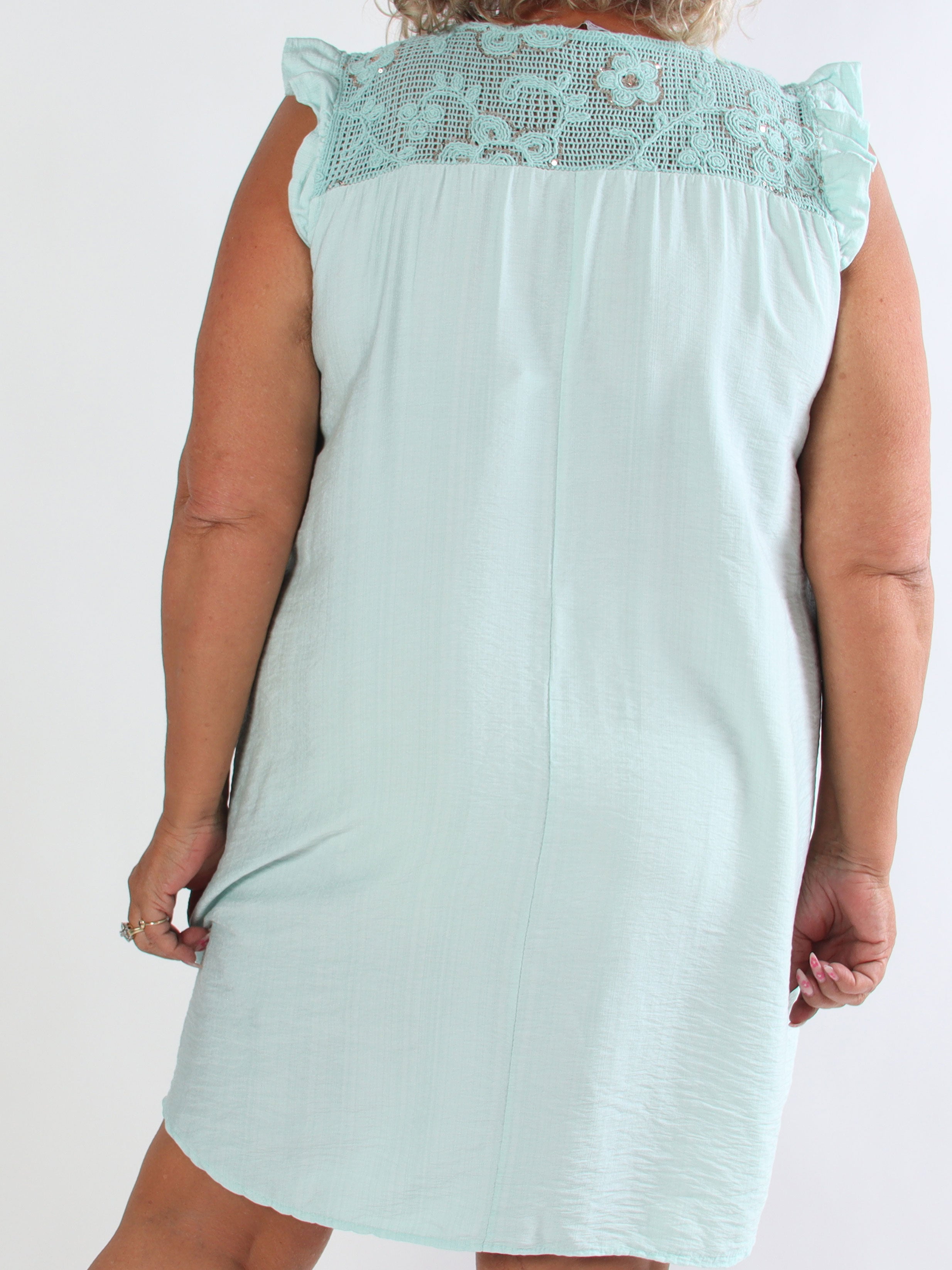 Aviaya - Plus size kjole med flæseærmer og hæklet detalje foroven pyntet med pailletter