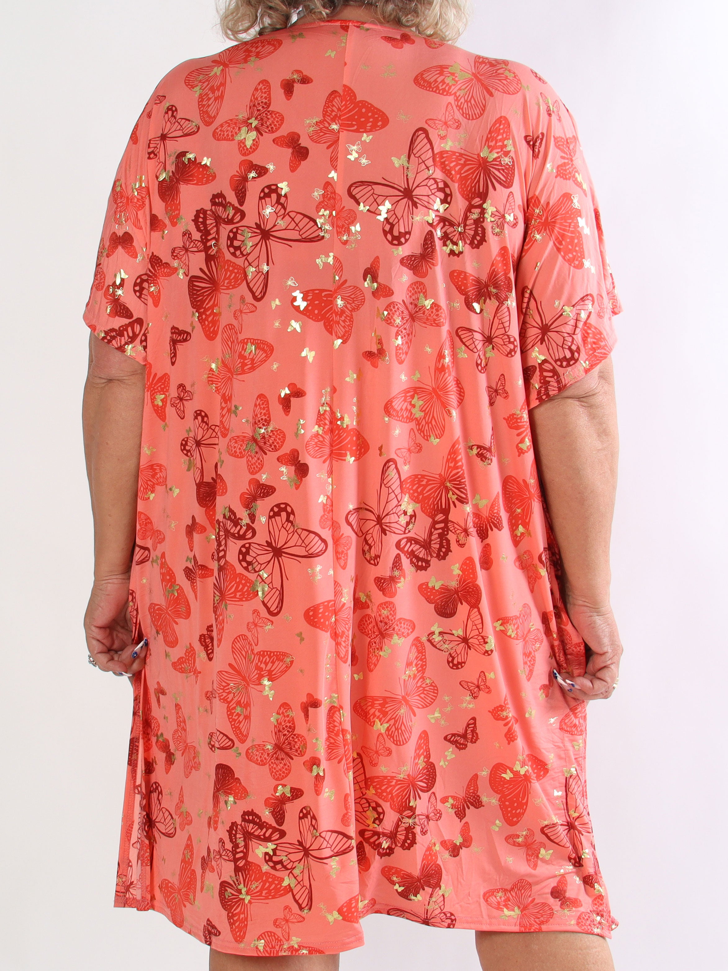 Reem Butterfly - Elastisk plus size kjole med sommerfugleprint og v-udskæring