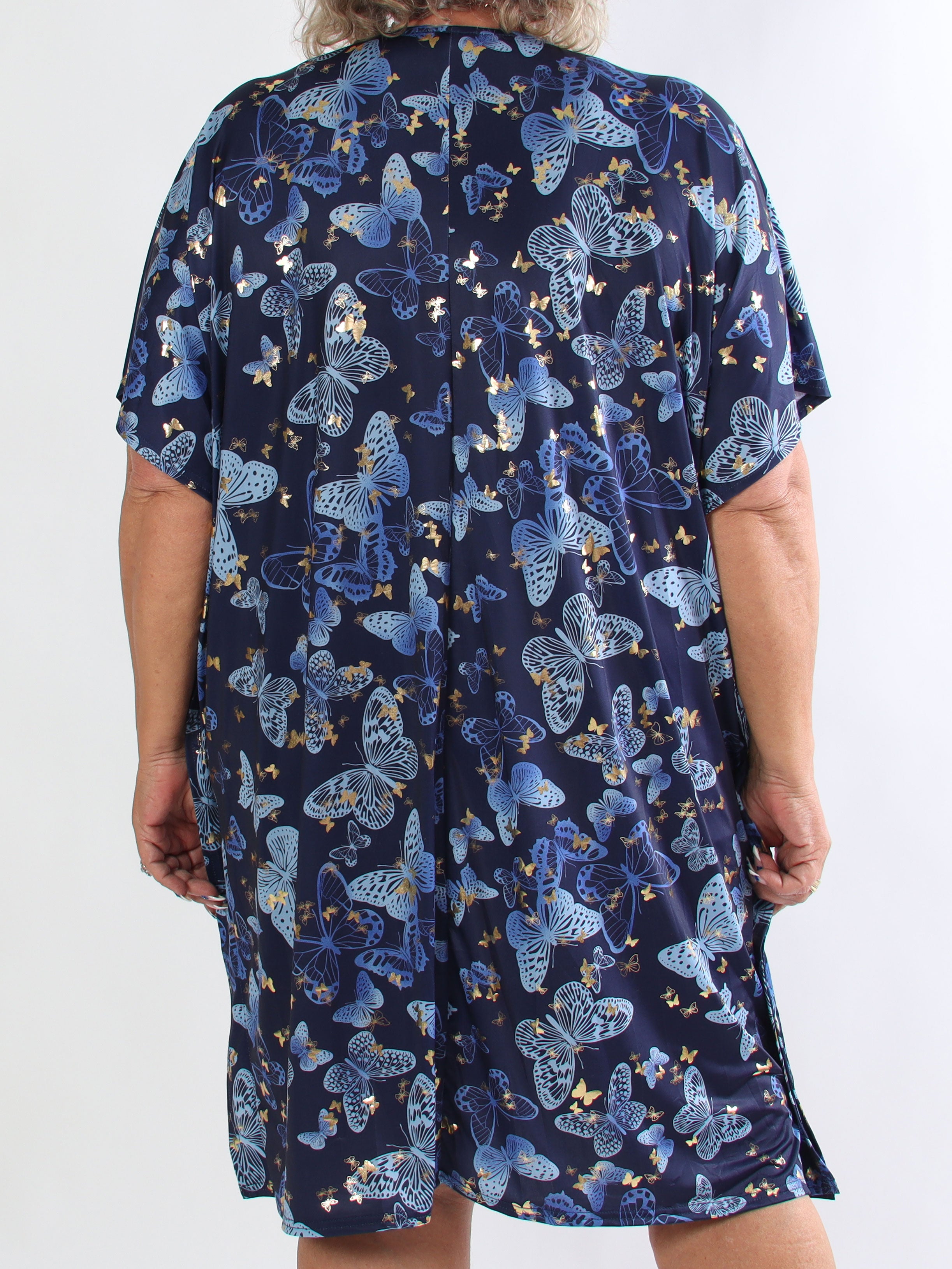 Reem Butterfly - Elastisk plus size kjole med sommerfugleprint og v-udskæring