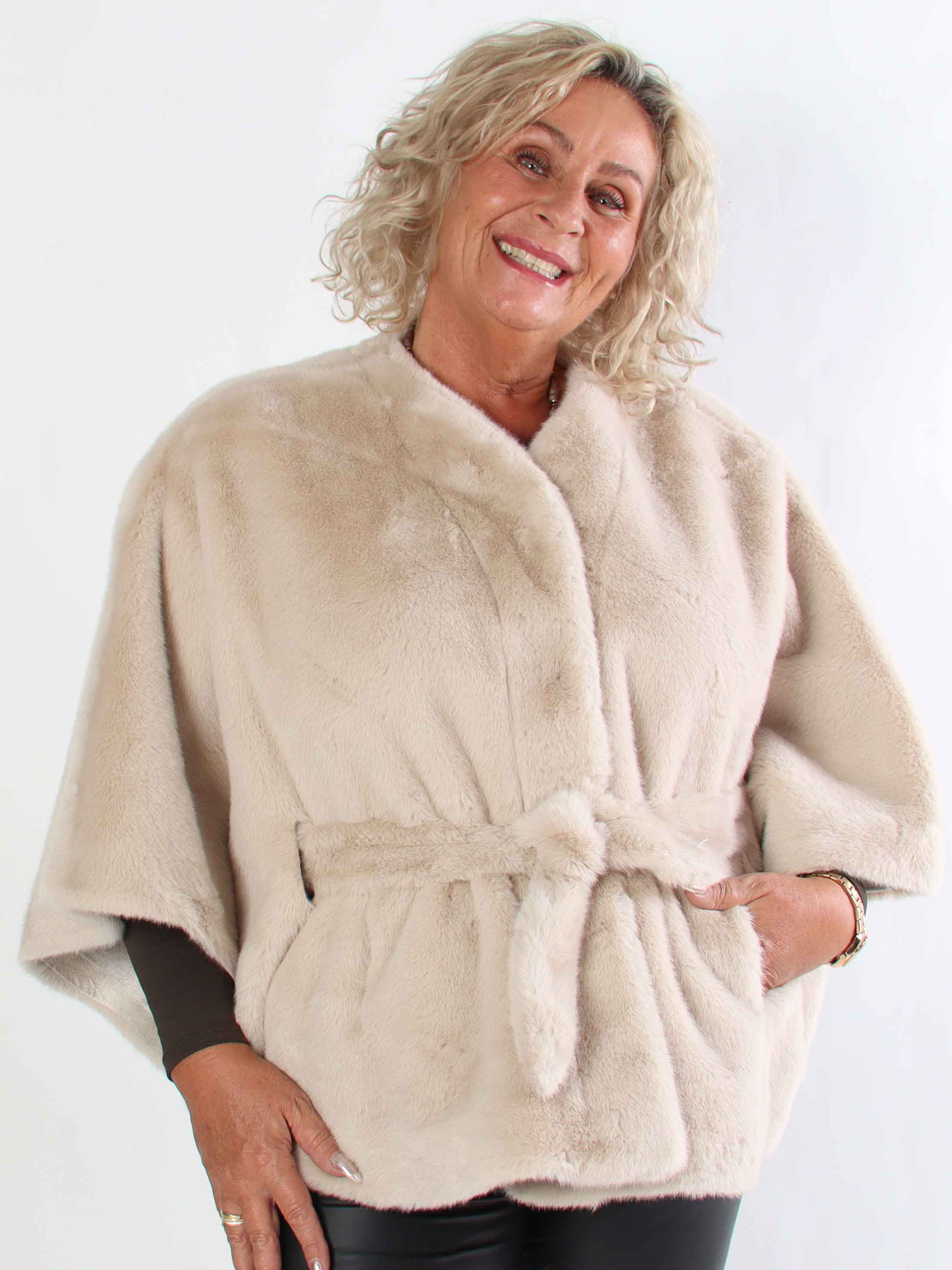Barbara - Kort blød plus size faux fur kappe / jakke