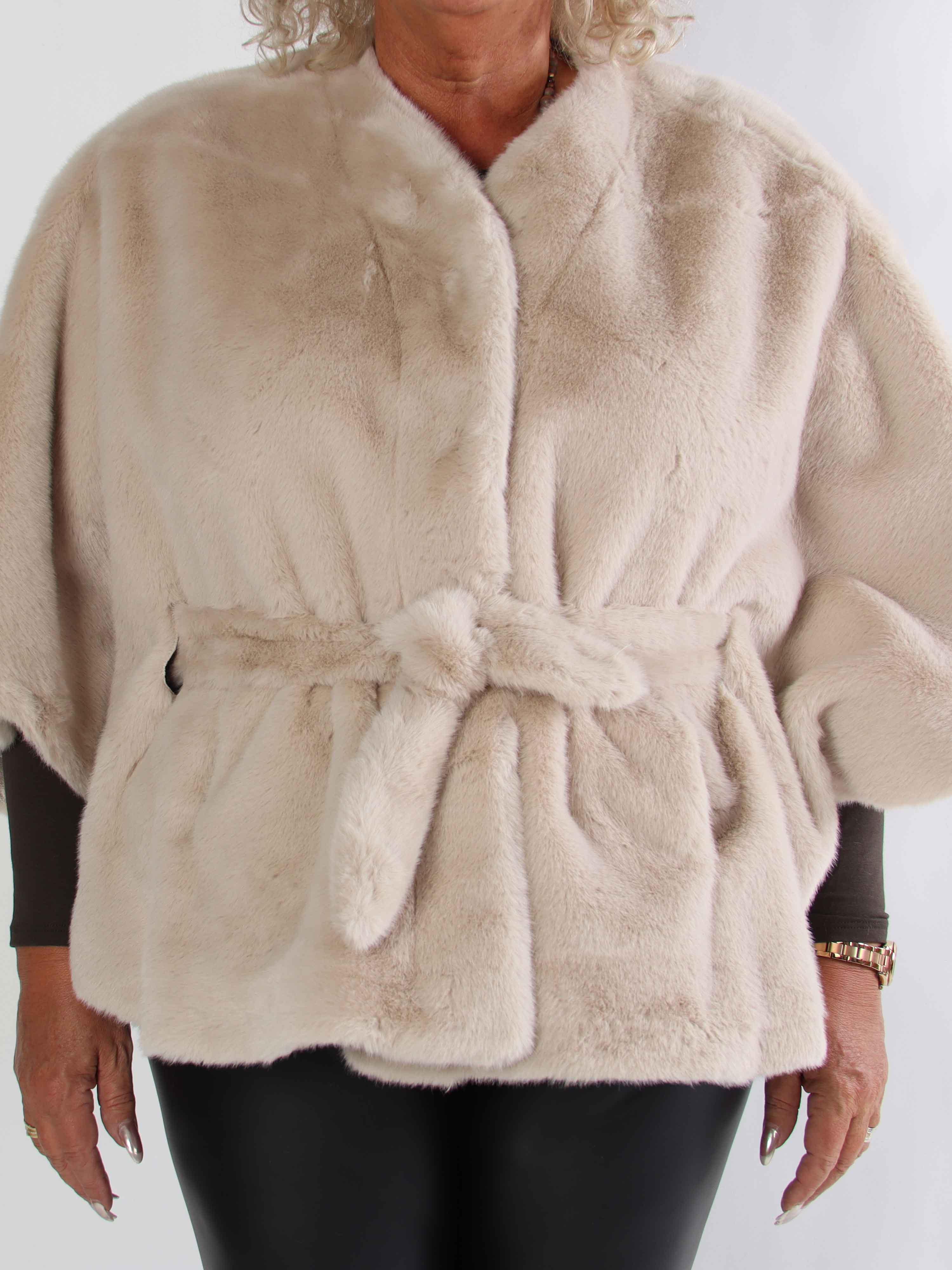 Barbara - Kort blød plus size faux fur kappe / jakke