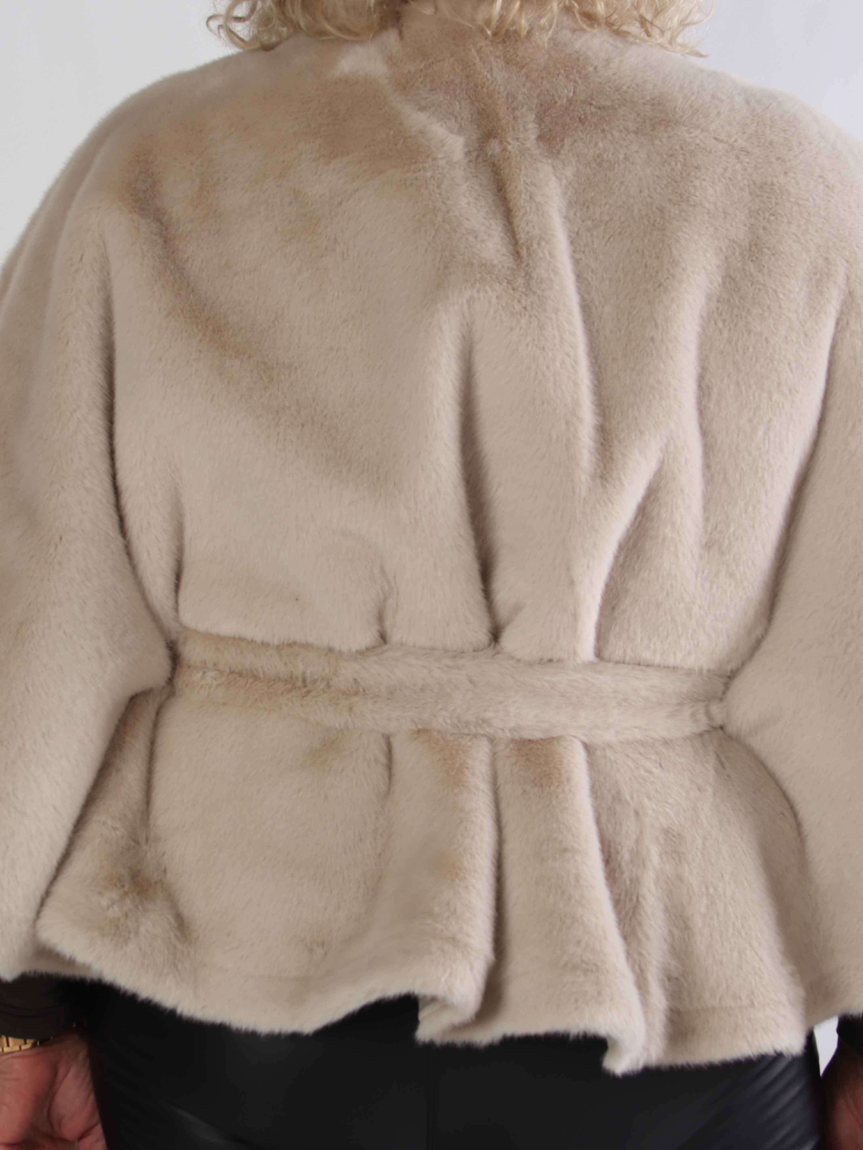 Barbara - Kort blød plus size faux fur kappe / jakke