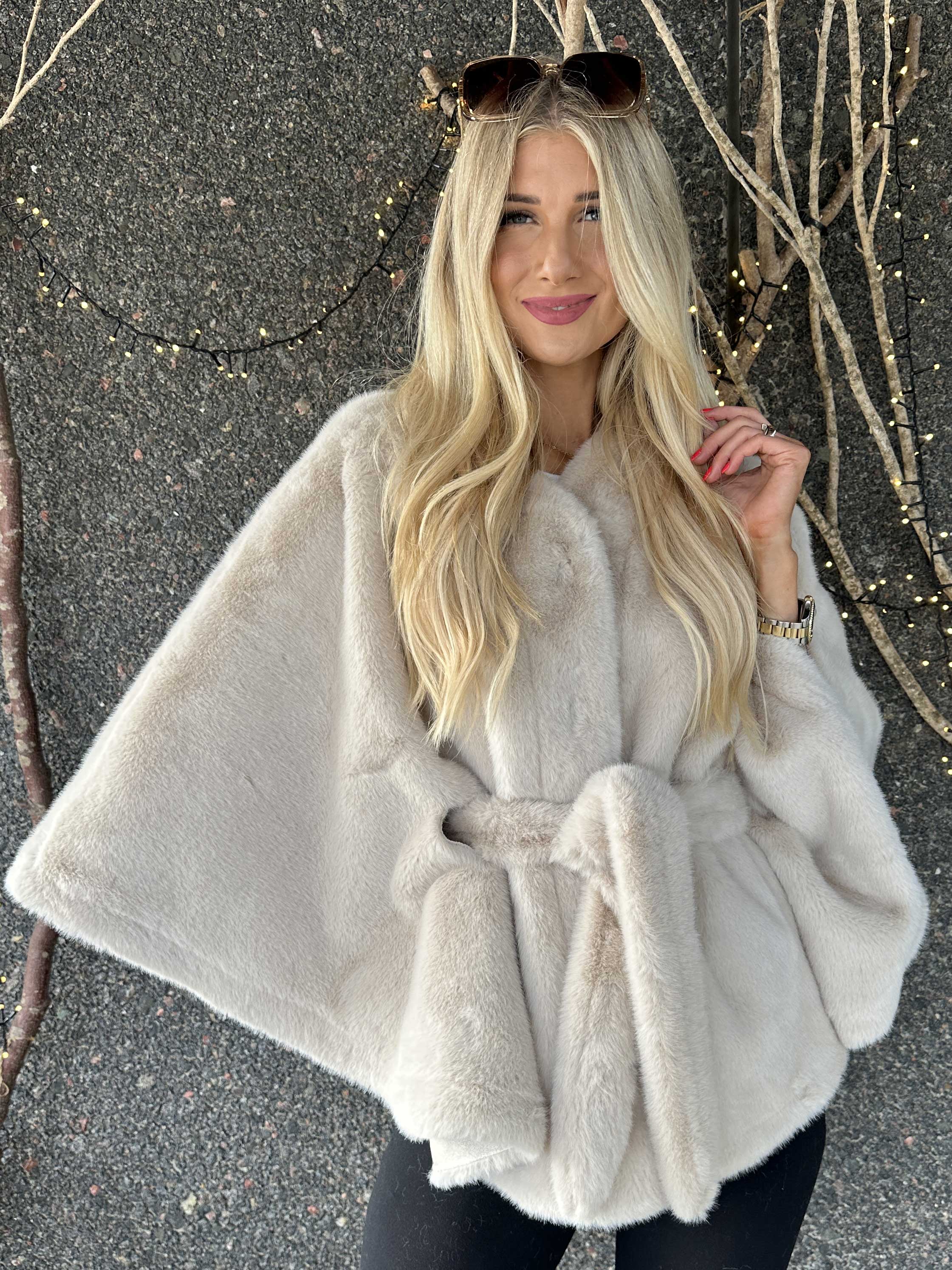 Barbara - Kort blød faux fur kappe / jakke